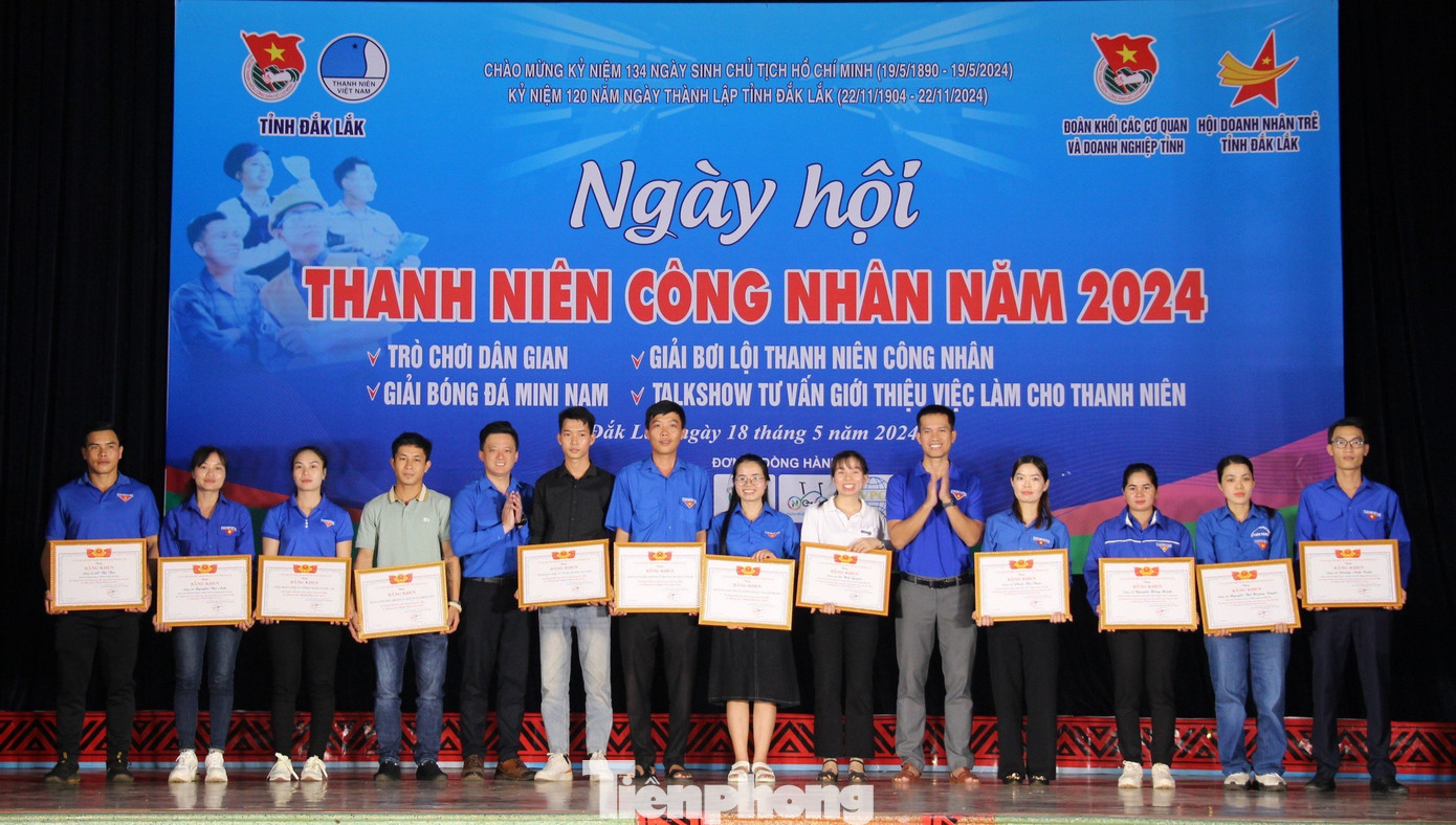 Ban tổ chức tặng Bằng khen cho tập thể và cá nhân tiêu biểu trong tham gia công tác Hội và phong trào thanh niên Ban tổ chức tặng Bằng khen cho tập thể và cá nhân tiêu biểu trong tham gia công tác Hội và phong trào thanh niên