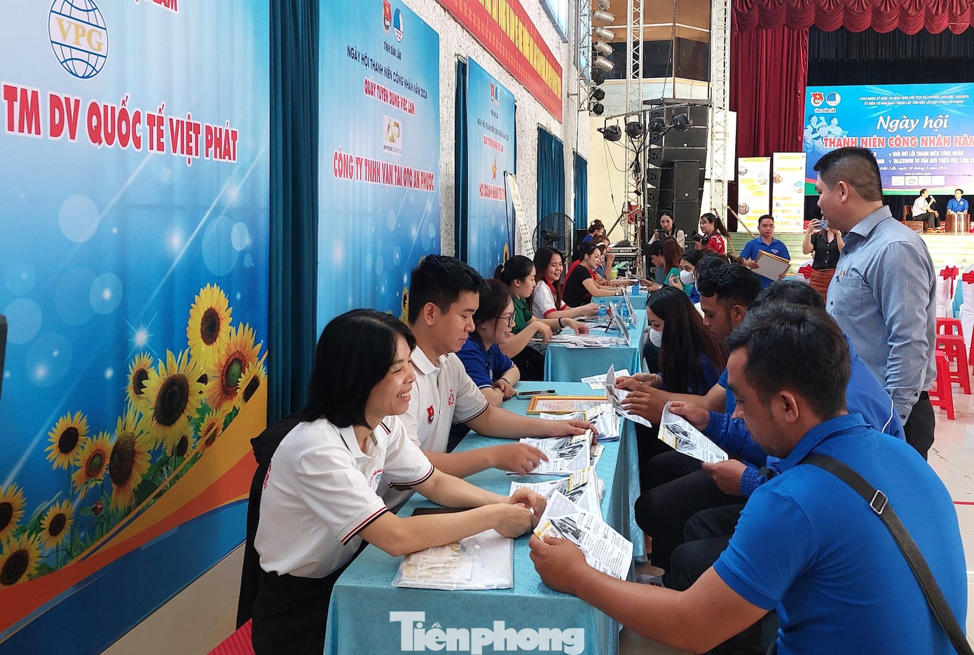 Các đoàn viên thanh niên được nhân viên các công ty tư vấn việc làm Các đoàn viên thanh niên được nhân viên các công ty tư vấn việc làm