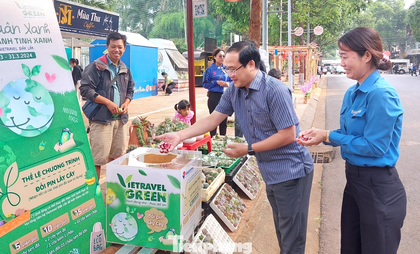 Tại lễ ra quân, các đơn vị đã trao tặng các trạm thu gom pin triển khai tại Chợ Phiên, và hai trường học trên địa bàn thành phố.