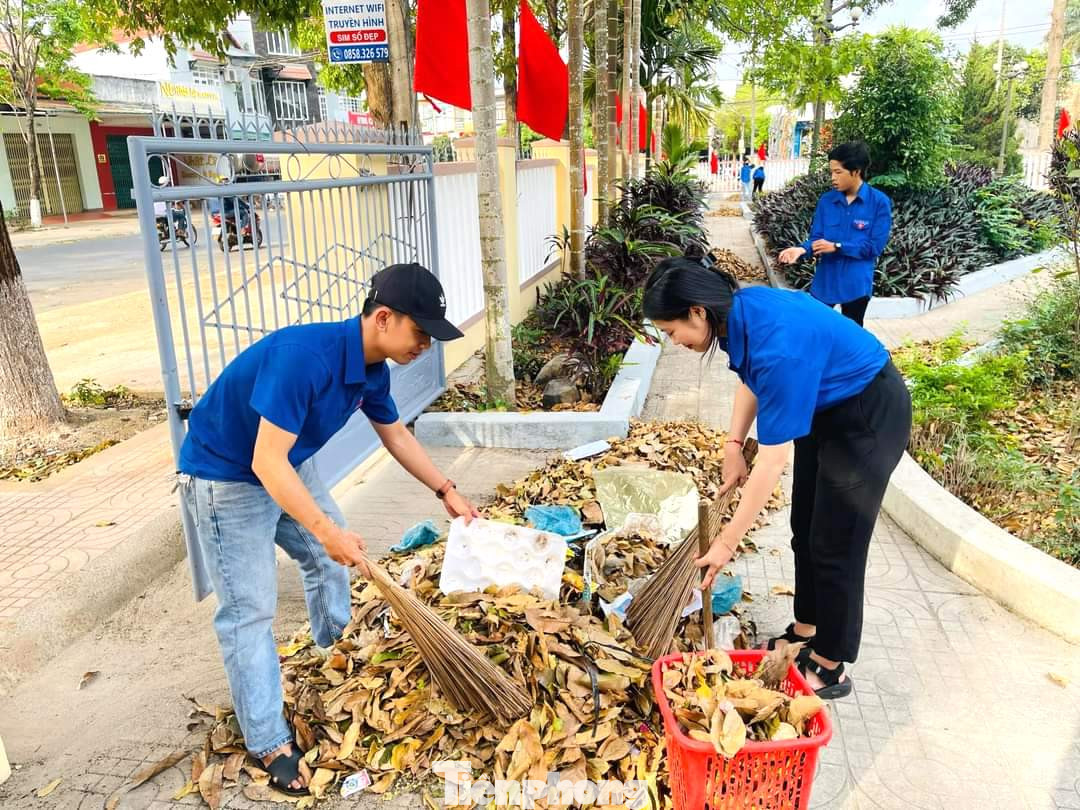 Hưởng ứng các hoạt động Tháng Thanh niên năm 2024, Huyện Đoàn Cư M’gar triển khai hoạt động Ngày cao điểm “Chiến sĩ tình nguyện vì văn minh đô thị”; tổ chức ra quân bóc, xóa các tờ rơi quảng cáo rao vặt trái phép; dọn vệ sinh đường tỉnh lộ khu vực đông dân cư.