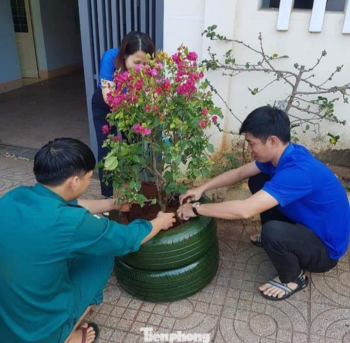 Triển khai Công trình thanh niên hành trình thứ 2 của lốp xe, bồn hoa từ lốp xe