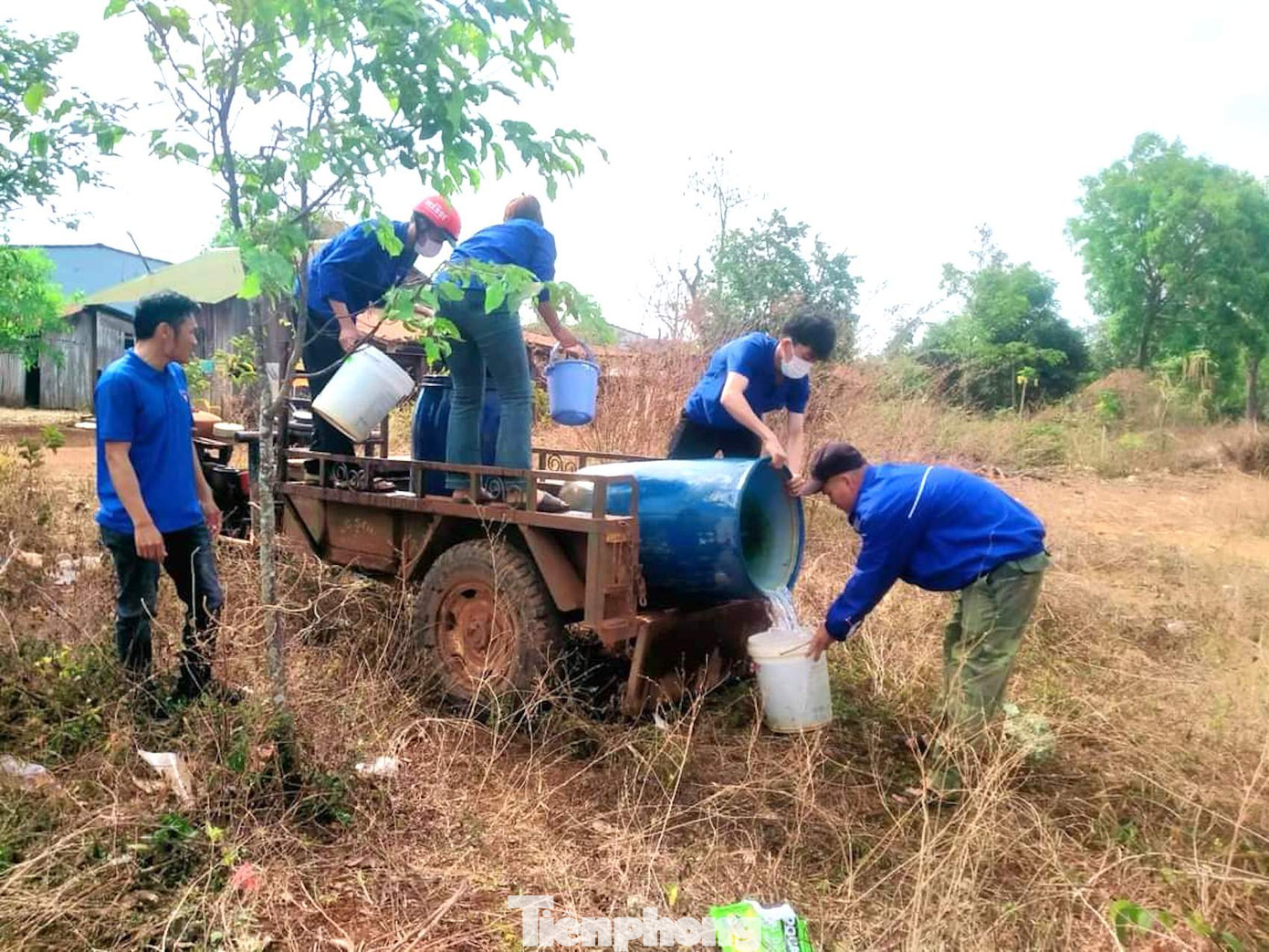 Tổ chức tuyên truyền cho 200 lượt người dân về nhận thức gìn giữ vệ sinh môi trường, văn minh đô thị; hoạt động chăm sóc hơn 50 cây xanh....