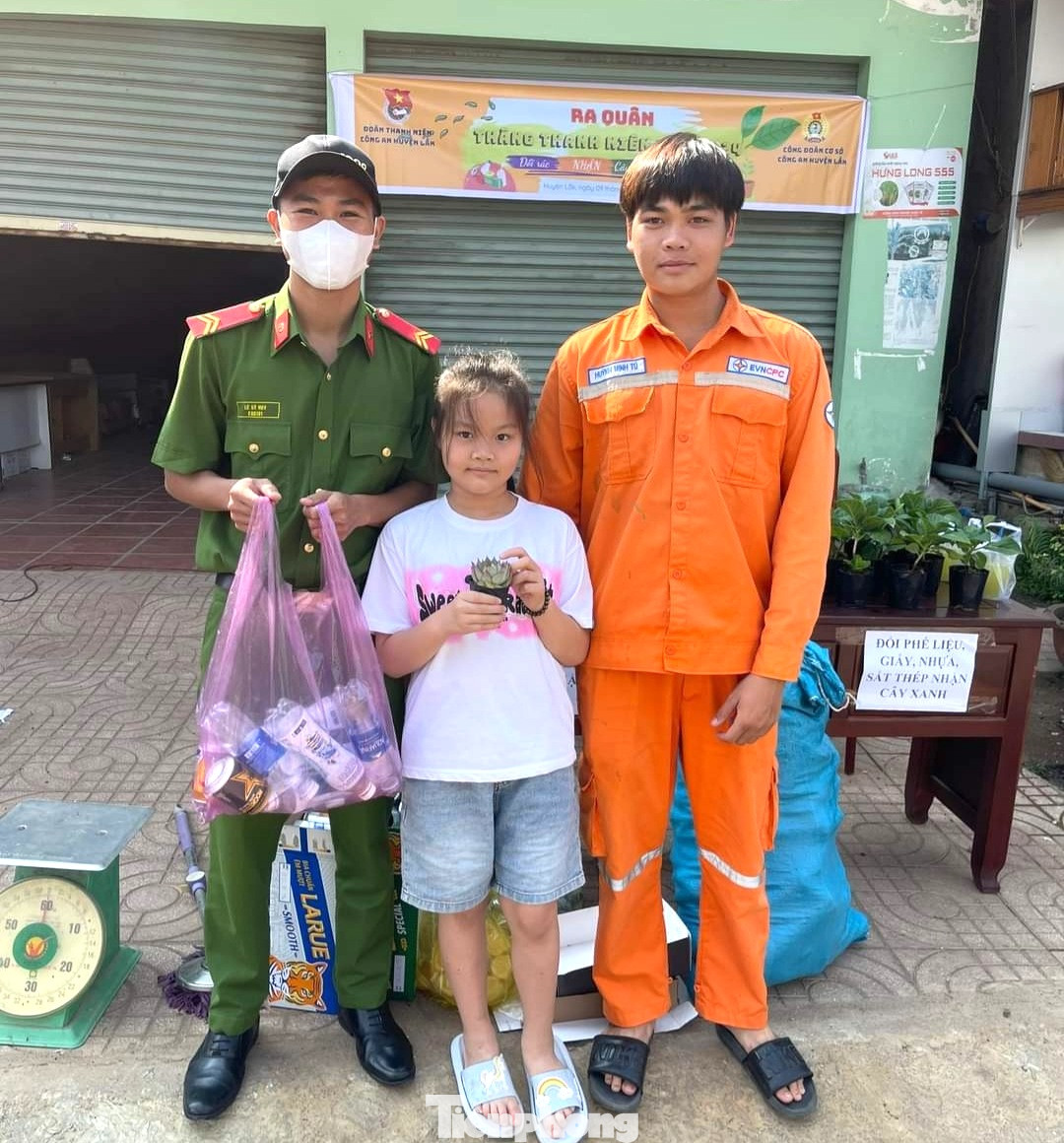 Ngay sau buổi lễ, các đoàn viên, thanh niên đã thực hiện dọn dẹp vệ sinh ở các khu vực; sơn sửa nhà văn hoá cộng đồng tại Buôn Jun. Đoàn Công An huyện với hoạt động đổi cây xanh lấy rác thải nhựa.