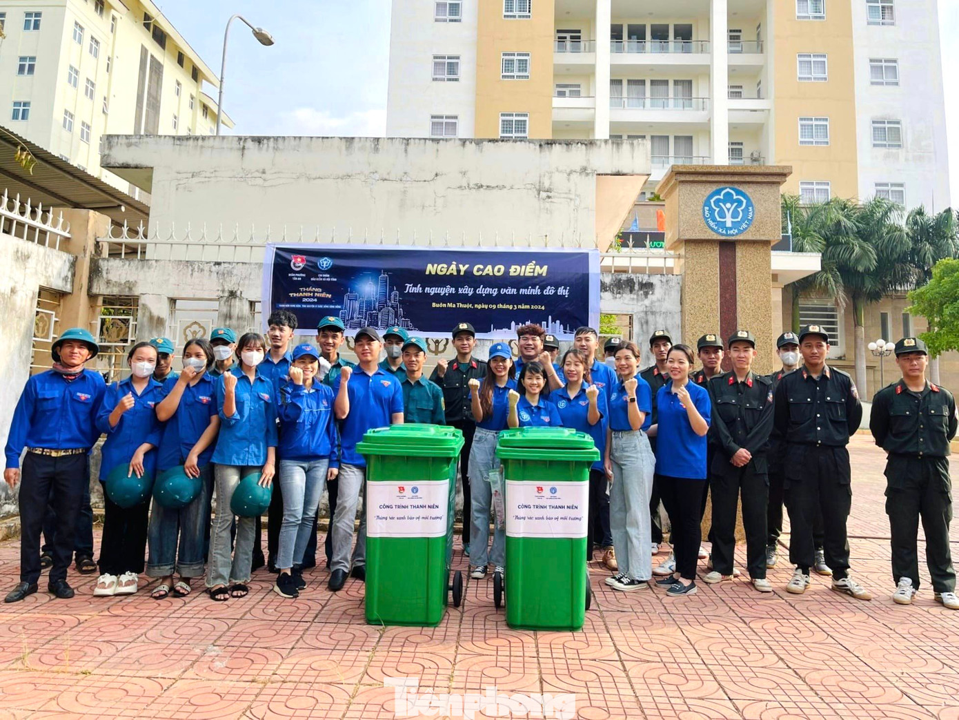 Thu gom rác và đặt thùng rác tại một số điểm nóng về rác