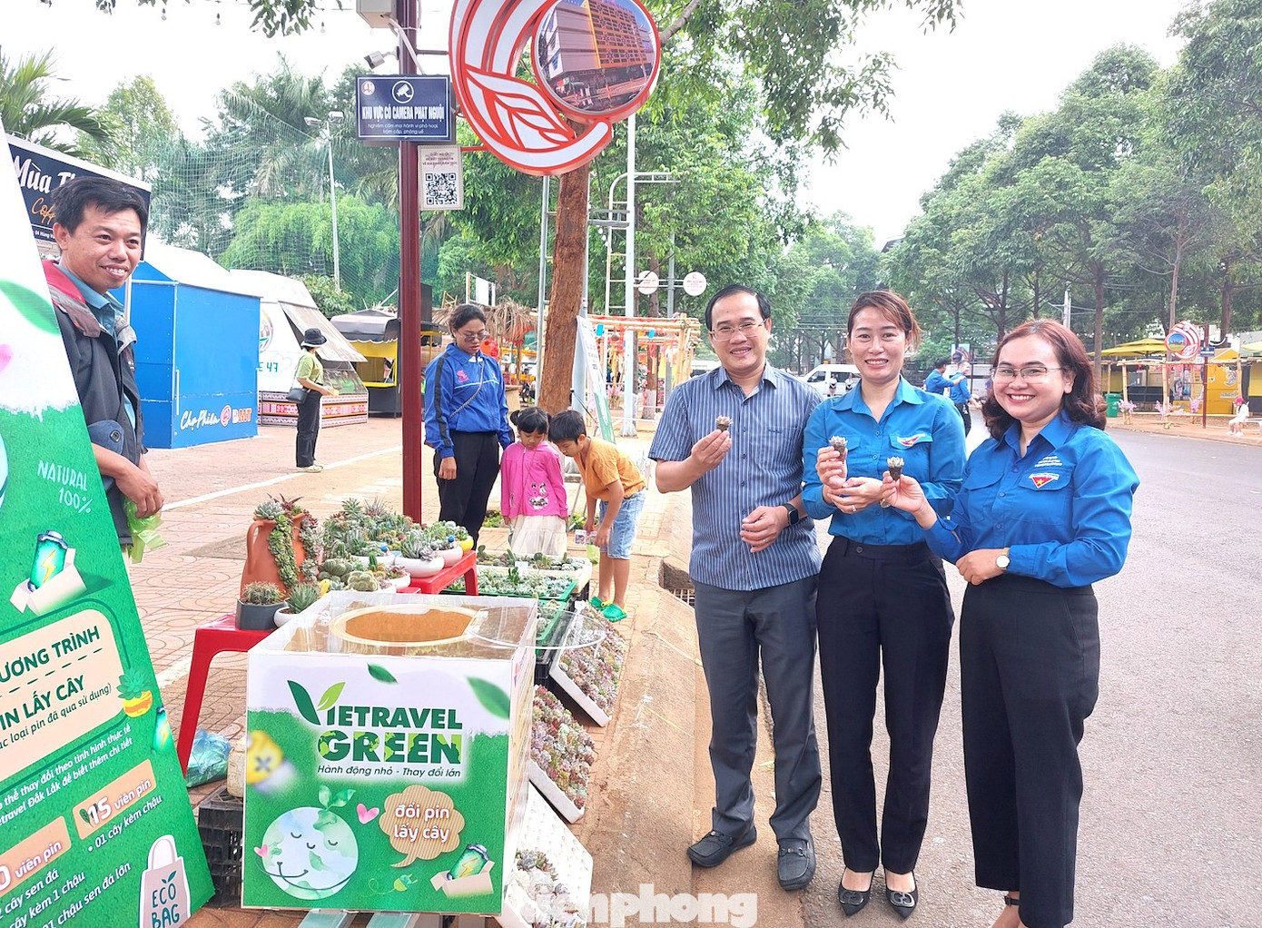 Ngay sau lễ ra quân, nhiều hoạt động được ban tổ chức triển khai, đổi pin cũ lấy sen đá và tuyên truyền hướng dẫn người dân về thanh toán trực tuyến.