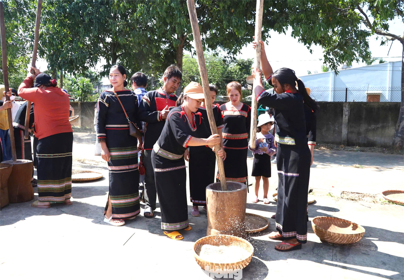 Phần thi giã gạo của phụ nữ các buôn trên địa bàn xã