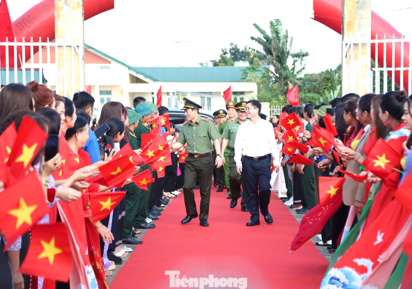 Nhân dân trên địa bàn chào đón các đại biểu Trung ương, tỉnh về dự ngày hội