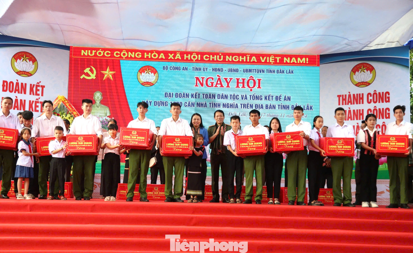 Các cá nhân, hộ gia đình nhận quà tặng của Bộ trưởng Bộ Công an