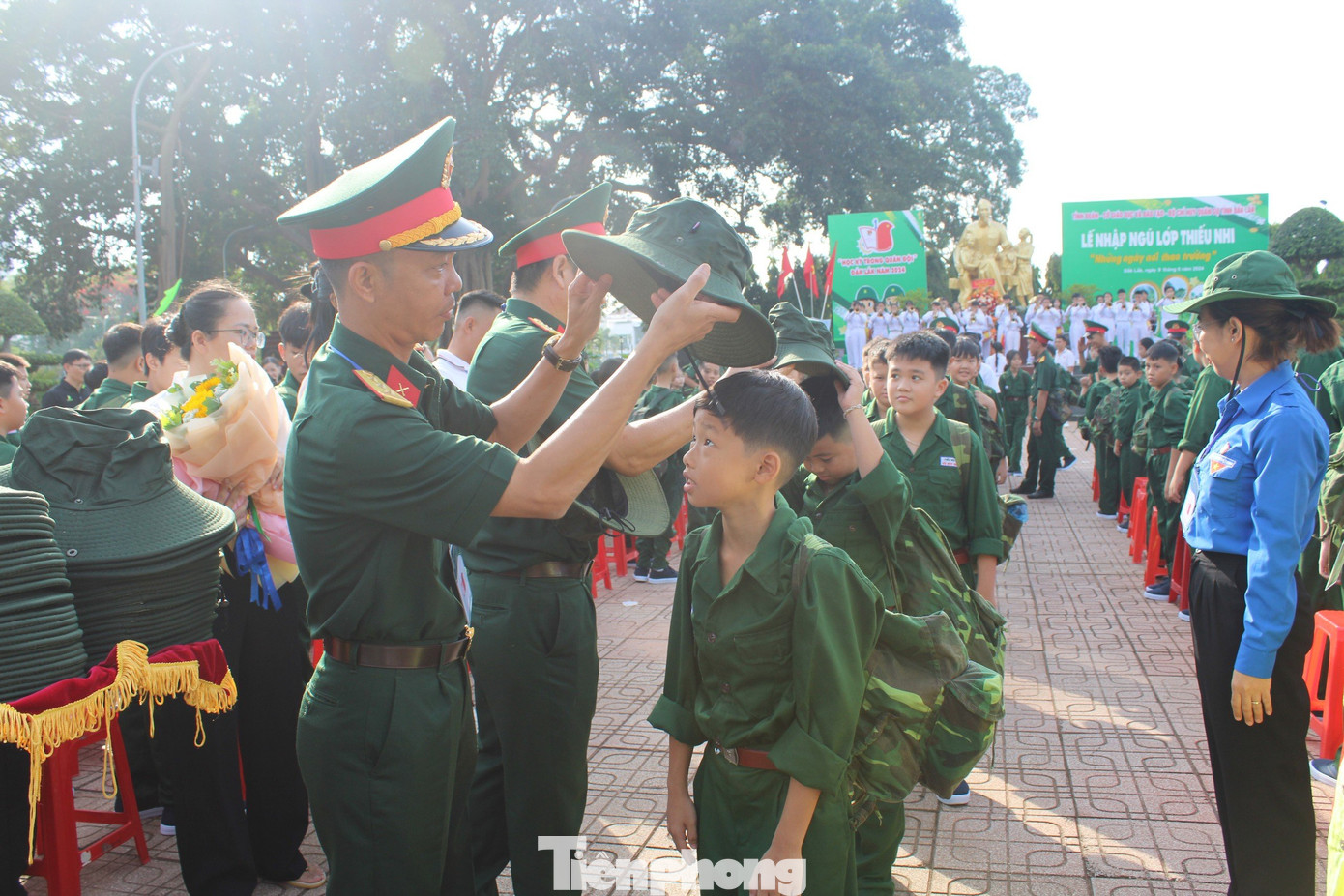 Bên cạnh đó, các em trang bị một số kỹ năng mềm, kỹ năng thực hành xã hội, sinh tồn và các giải pháp vượt qua khó khăn nhằm rèn luyện sự nhanh nhẹn, thói quen tốt và xây dựng nếp sống có kỷ luật, tự chủ, tự lập.