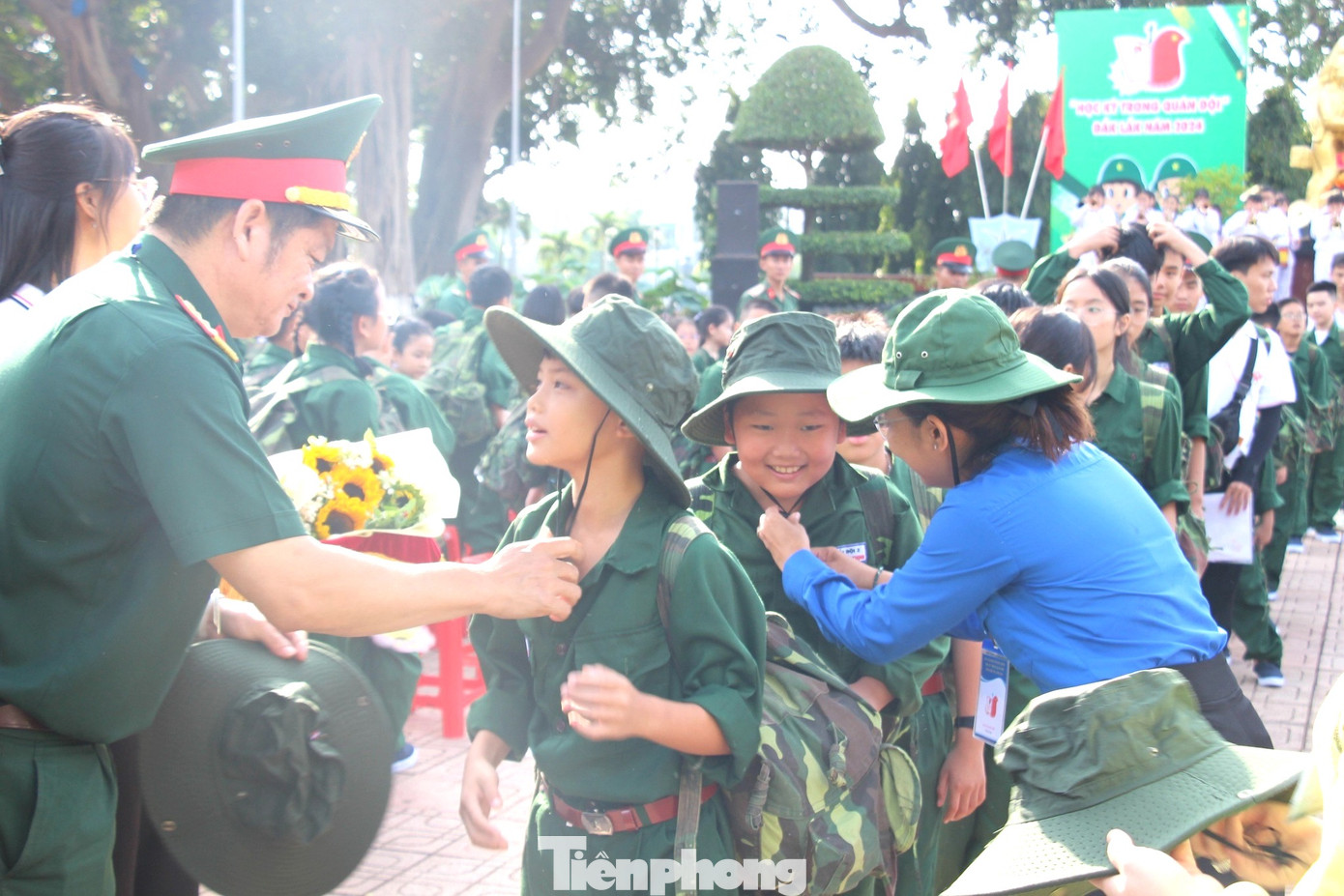 Ngoài ra các em được thực hiện giáo dục cảm xúc, định hướng nhân cách, hướng về gia đình, giúp các em hiểu được vị trí vai trò, trách nhiệm của mình và biết trân trọng yêu thương gia đình hơn; tham gia các trò chơi vận động, rèn luyện, các hoạt động văn hóa thể dục thể thao, tăng gia sản xuất với các chiến sĩ.