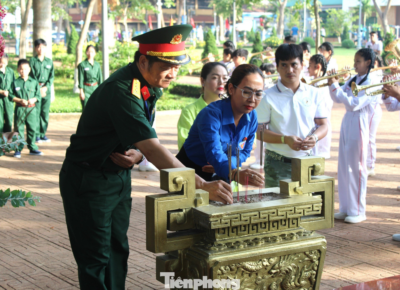 Tại buổi lễ, đại biểu cùng các chiến sĩ của lớp thiếu nhi đã dâng hương, hoa tại Bia tưởng niệm các chiến sĩ Nam tiến và dâng hoa báo công tại Tượng đài Bác Hồ với thiếu nhi các dân tộc tỉnh Đắk Lắk.