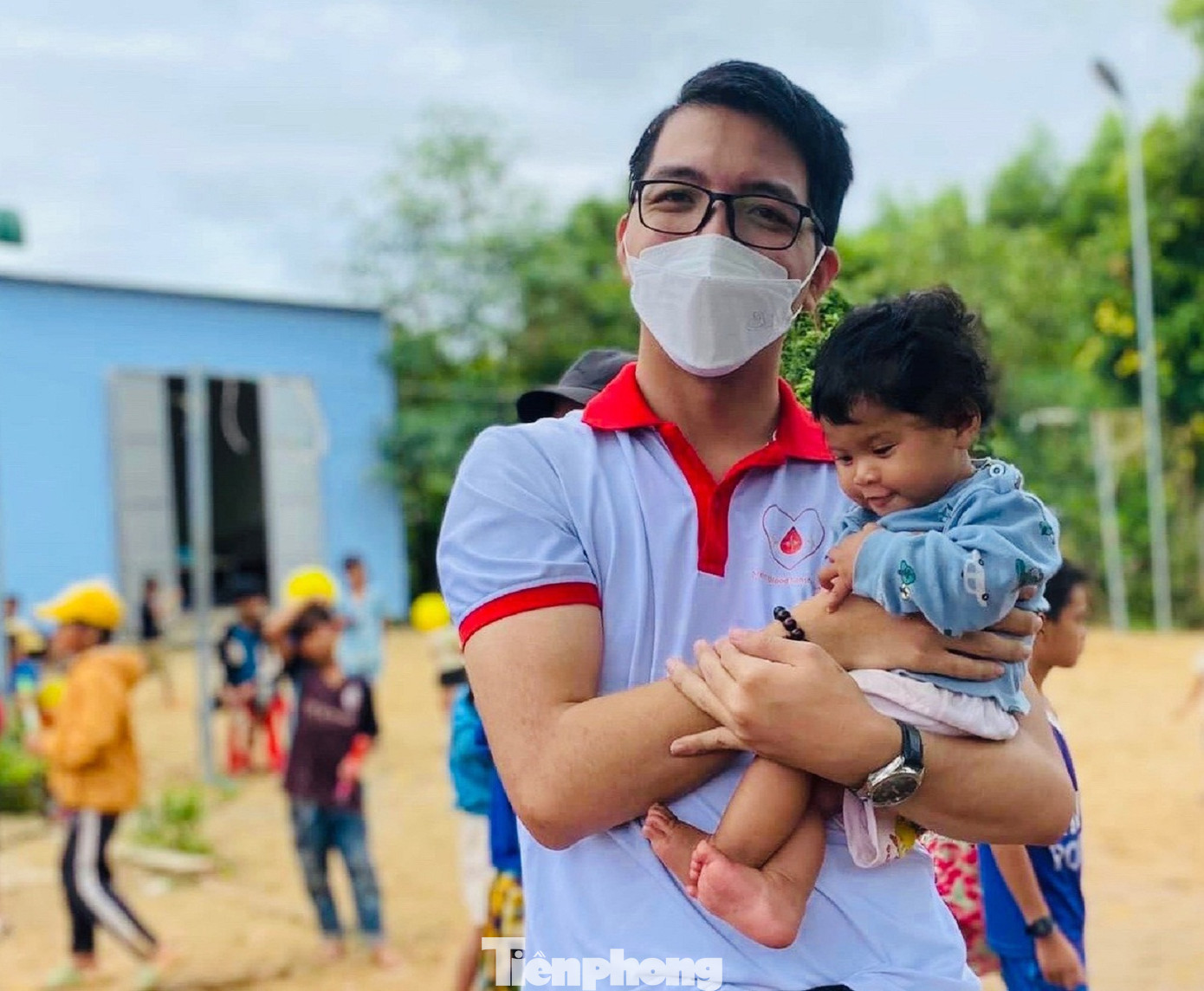 Lê Bá Huỳnh Đức trong một lần tham gia chương trình thiện nguyện ở xã vùng sâu tỉnh Đắk Lắk Lê Bá Huỳnh Đức trong một lần tham gia chương trình thiện nguyện ở xã vùng sâu tỉnh Đắk Lắk