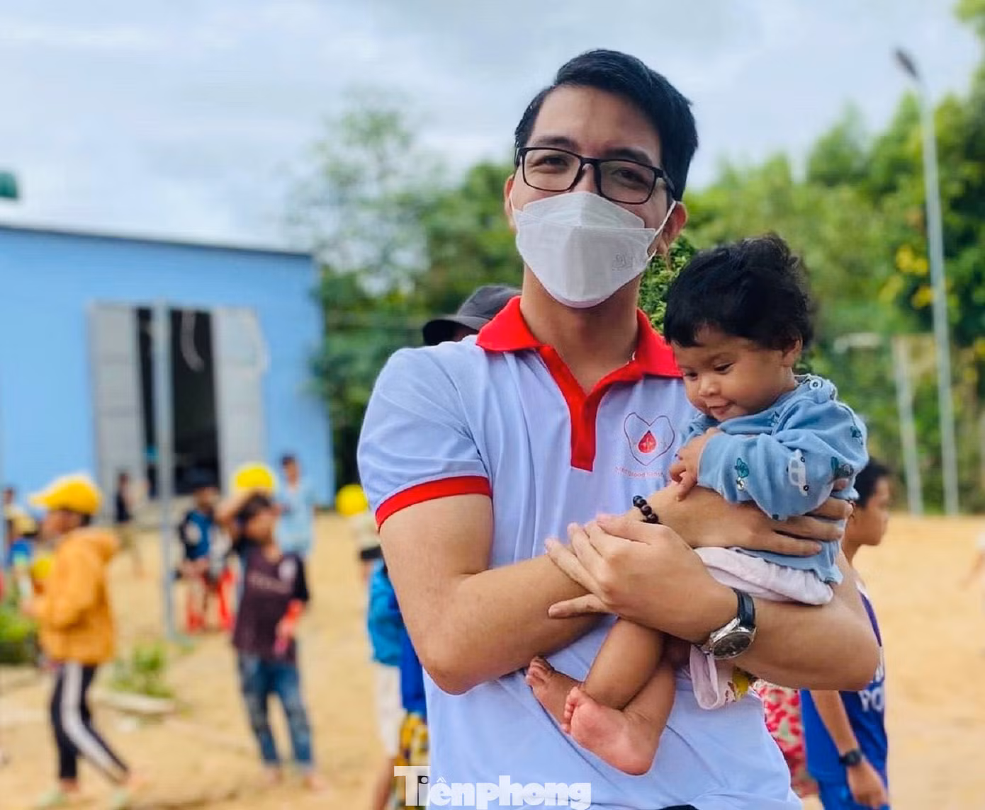 Lê Bá Huỳnh Đức trong một lần tham gia chương trình thiện nguyện ở xã vùng sâu tỉnh Đắk Lắk Lê Bá Huỳnh Đức trong một lần tham gia chương trình thiện nguyện ở xã vùng sâu tỉnh Đắk Lắk