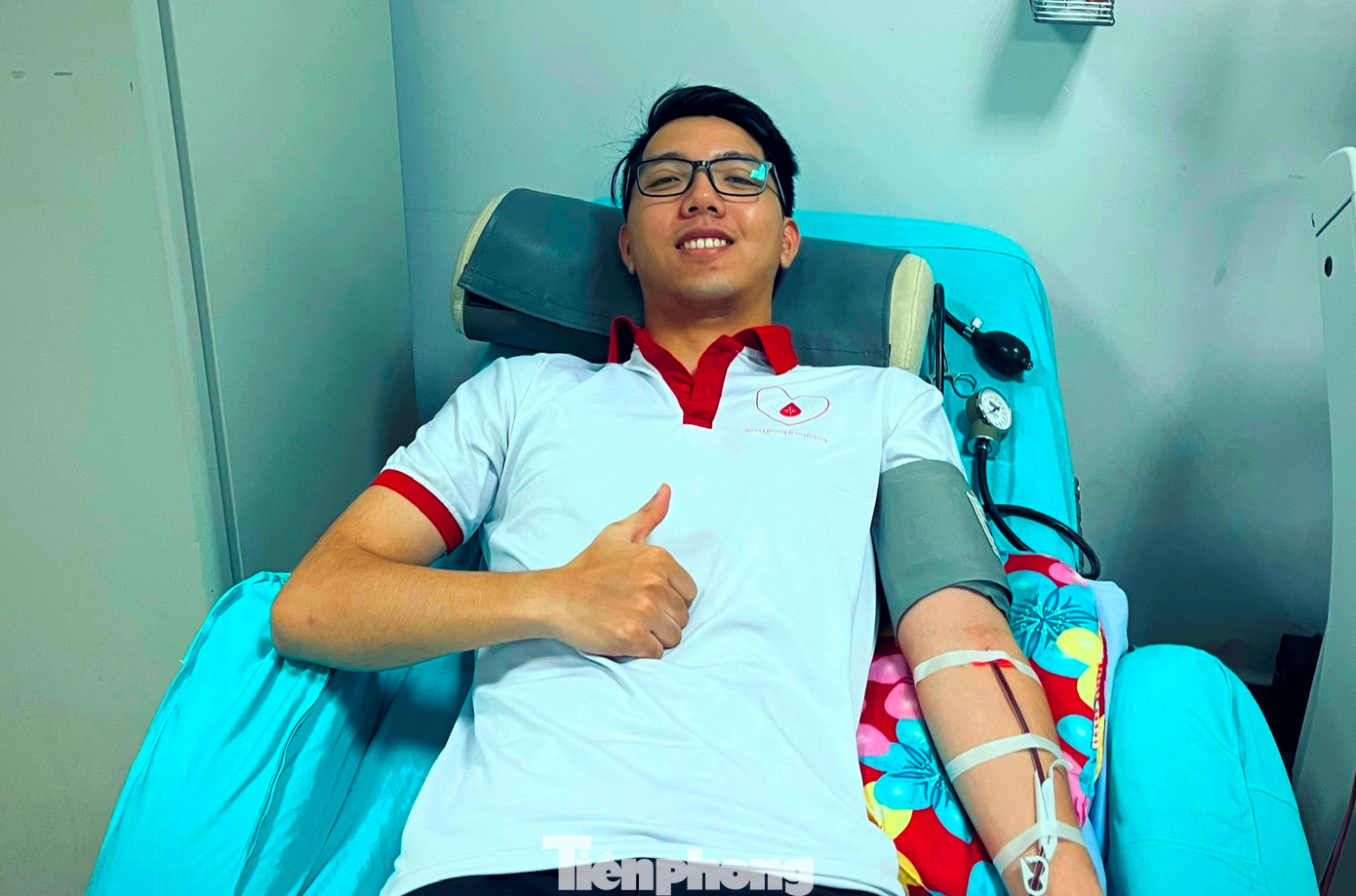 Lê Bá Huỳnh Đức trong một lần đi hiến máu Lê Bá Huỳnh Đức trong một lần đi hiến máu