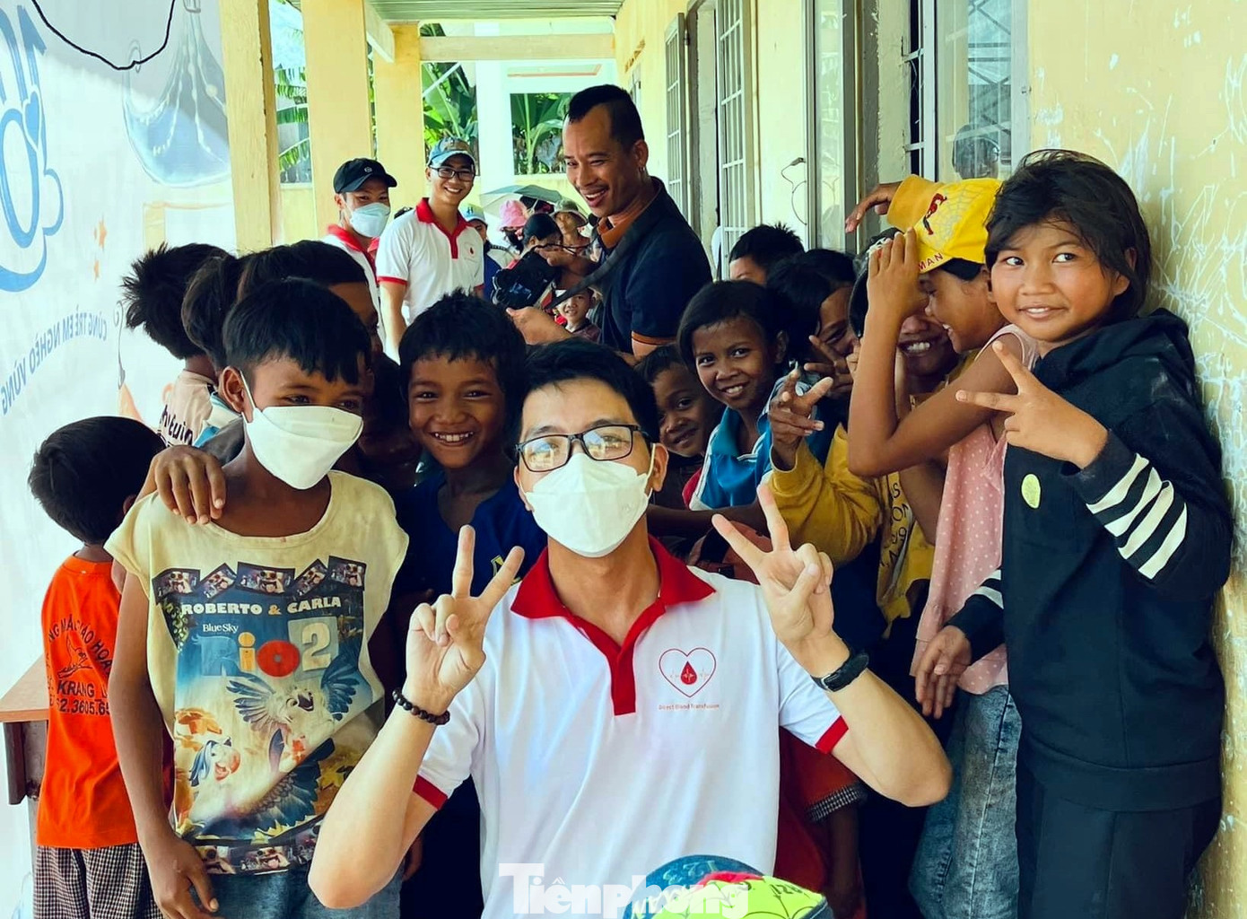 Lê Bá Huỳnh Đức tham gia nhiều chương trình tặng quà ở các thôn, buôn vùng sâu xa của tỉnh Đắk Lắk Lê Bá Huỳnh Đức tham gia nhiều chương trình tặng quà ở các thôn, buôn vùng sâu xa của tỉnh Đắk Lắk