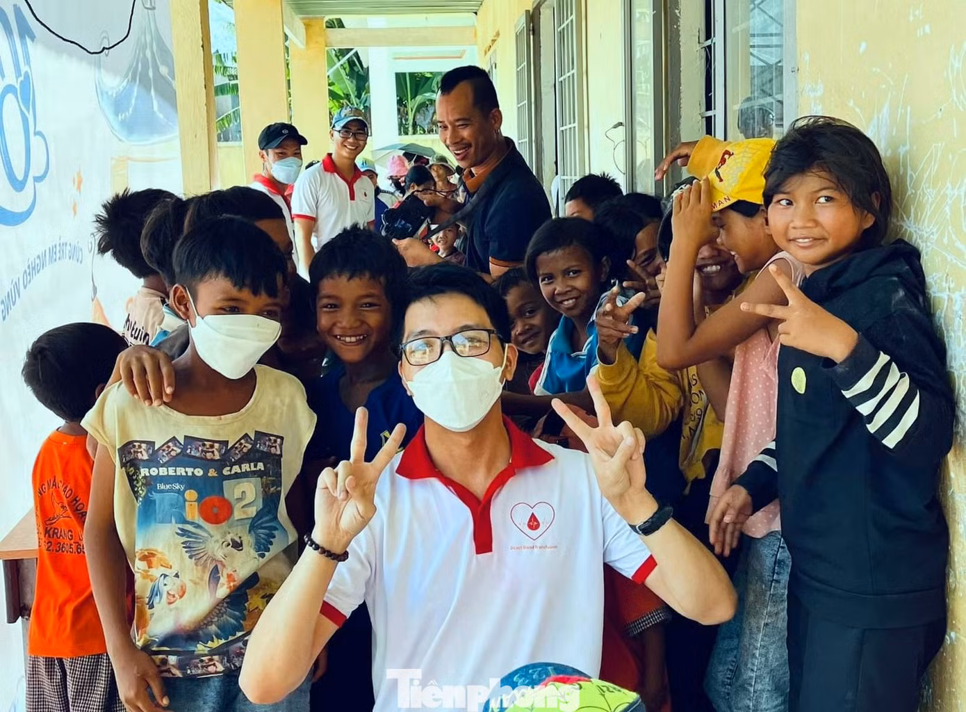 Lê Bá Huỳnh Đức tham gia nhiều chương trình tặng quà ở các thôn, buôn vùng sâu xa của tỉnh Đắk Lắk Lê Bá Huỳnh Đức tham gia nhiều chương trình tặng quà ở các thôn, buôn vùng sâu xa của tỉnh Đắk Lắk