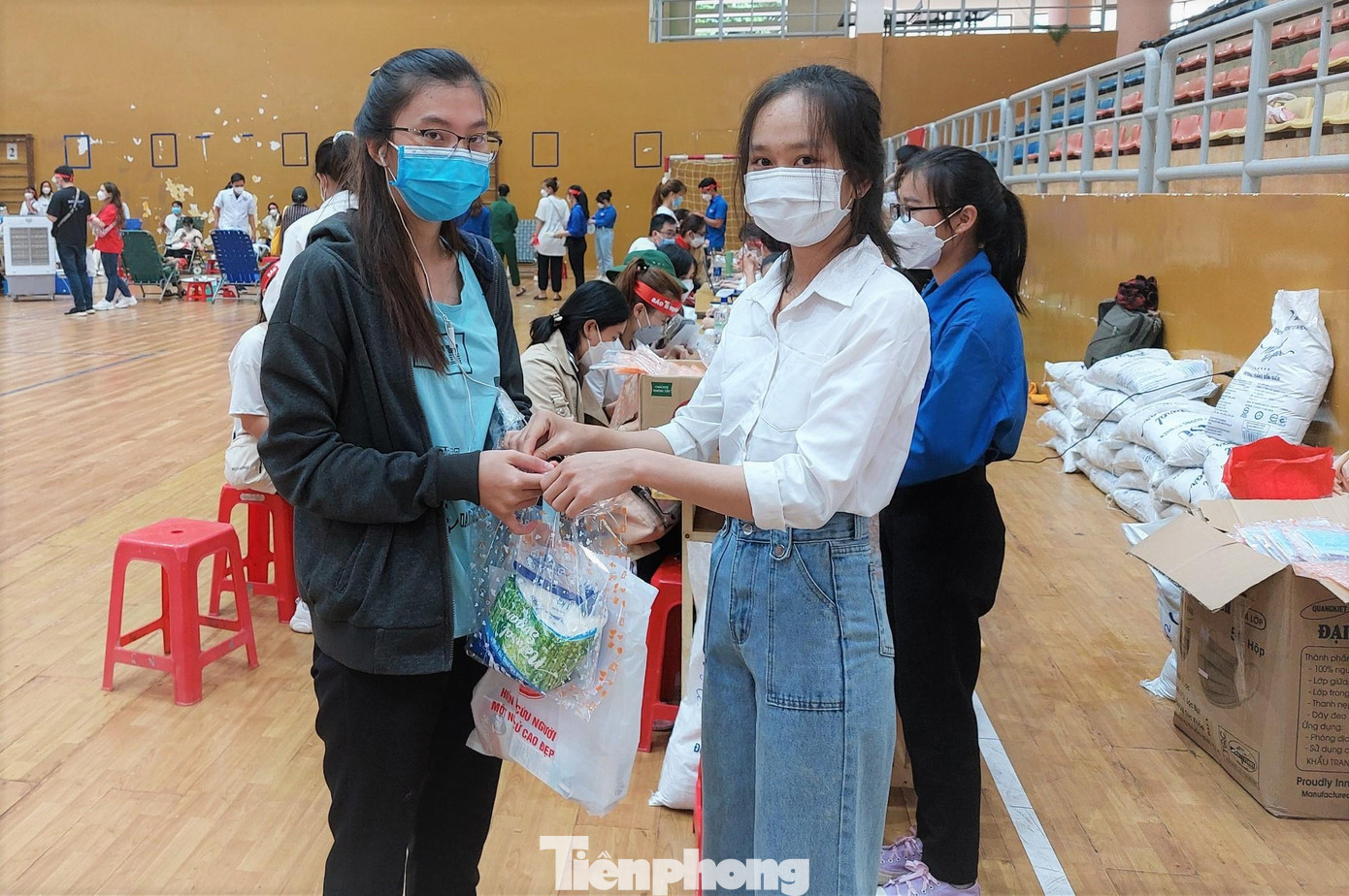 Tình nguyện viên hỗ trợ trao quà cho người hiến máu Tình nguyện viên hỗ trợ trao quà cho người hiến máu