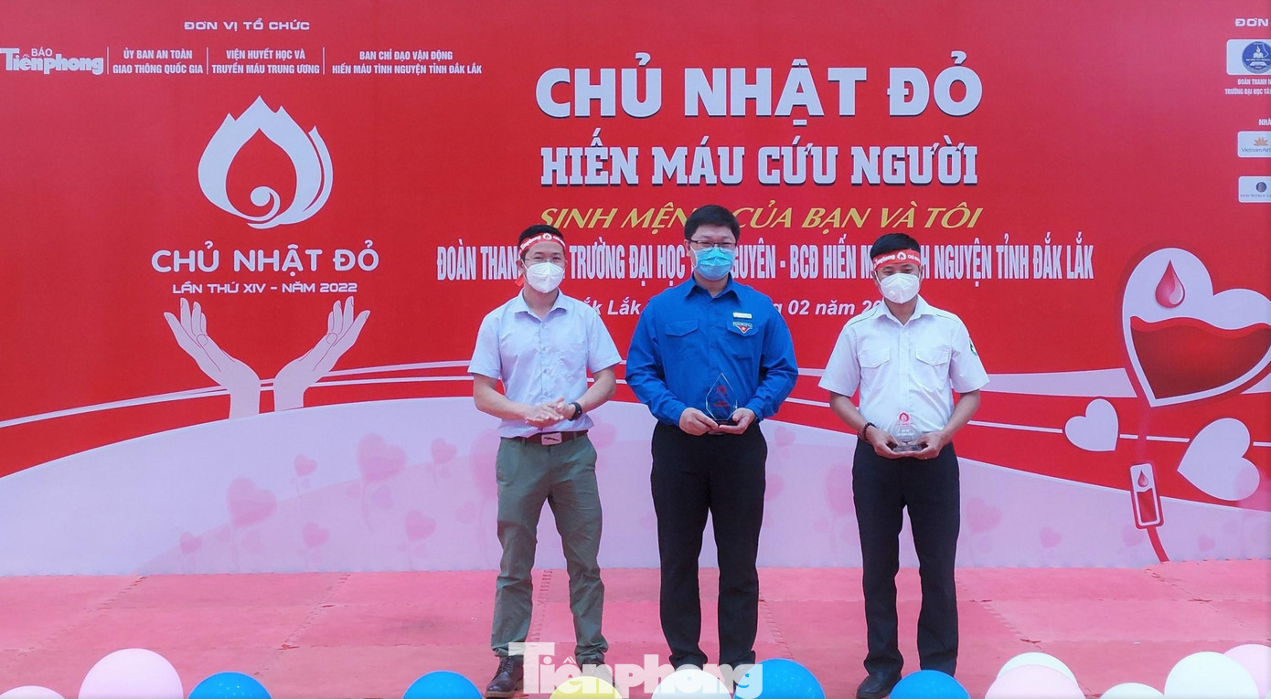 Thừa ủy quyền của lãnh đạo báo, nhà báo Tuấn Nguyễn (bìa trái), Thư ký tòa soạn Văn phòng đại diện báo Tiền Phong khu vực Tây Nguyên, trao kỷ niệm chương cho đại diện trường Đại học Tây Nguyên Thừa ủy quyền của lãnh đạo báo, nhà báo Tuấn Nguyễn (bìa trái), Thư ký tòa soạn Văn phòng đại diện báo Tiền Phong khu vực Tây Nguyên, trao kỷ niệm chương cho đại diện trường Đại học Tây Nguyên