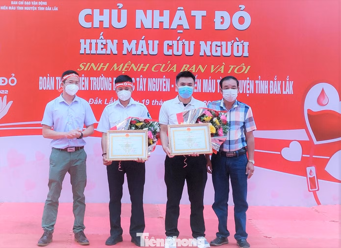 Hai tập thể của trường Đại học Tây Nguyên nhận giấy khen của Ban chỉ đạo Vận động hiến máu nhân đạo tỉnh