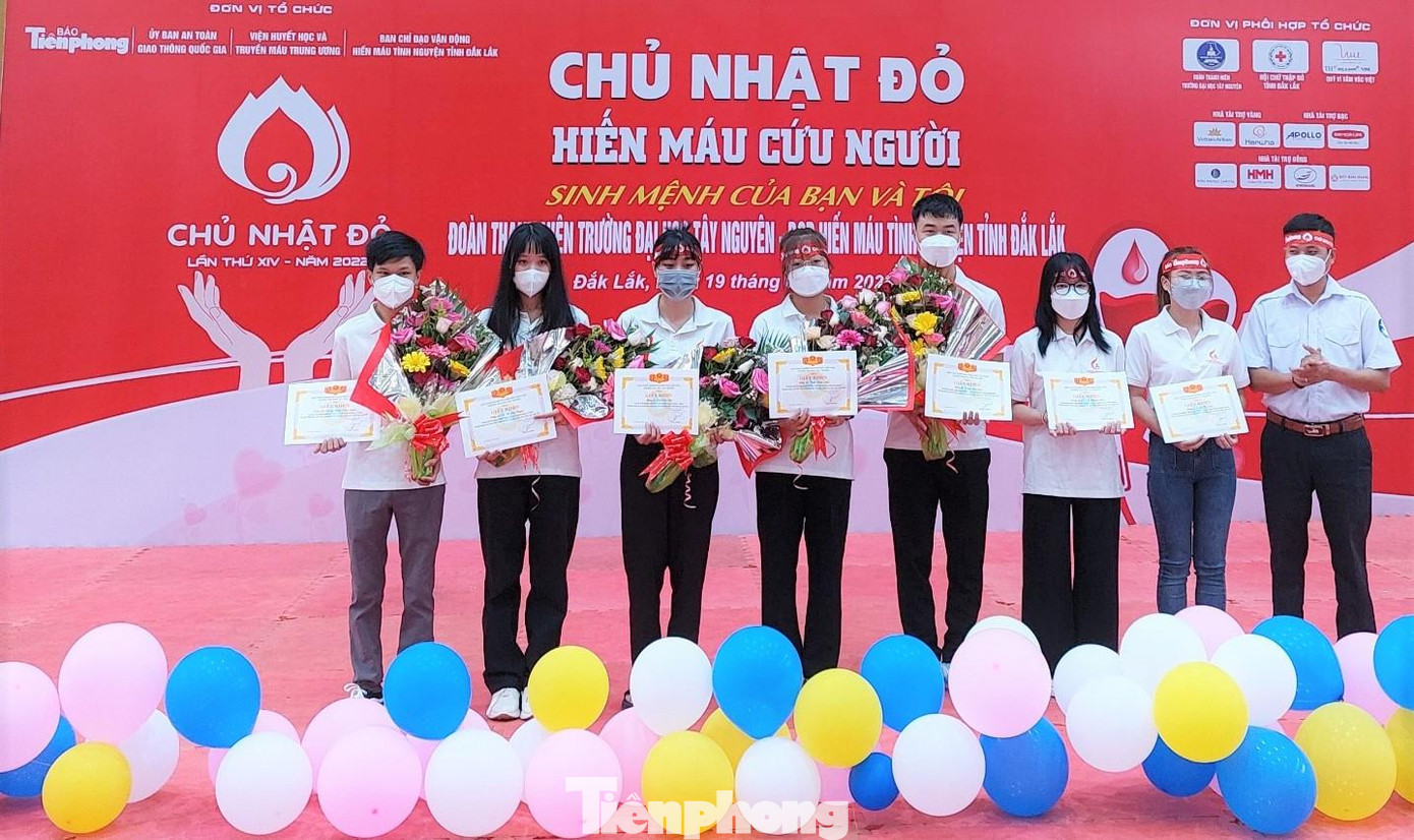 Các cá nhân xuất sắc trong công tác hiến máu và vận động hiến máu của trường ĐH Tây Nguyên nhận giấy khen nhà trường trao tặng Các cá nhân xuất sắc trong công tác hiến máu và vận động hiến máu của trường ĐH Tây Nguyên nhận giấy khen nhà trường trao tặng