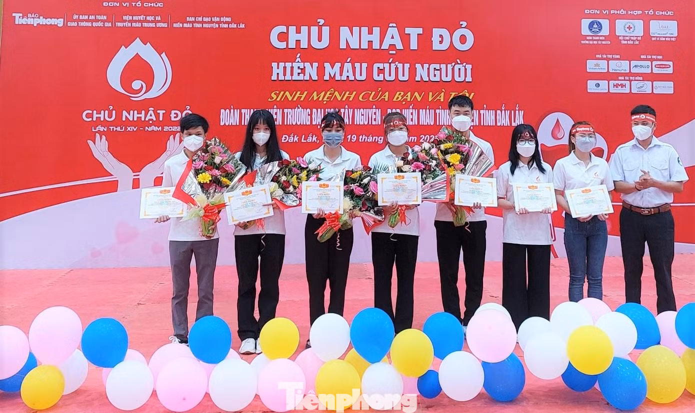 Các cá nhân xuất sắc trong công tác hiến máu và vận động hiến máu của trường ĐH Tây Nguyên nhận giấy khen nhà trường trao tặng