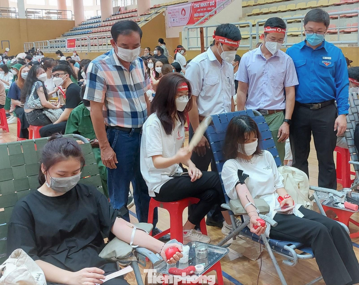 Đại diện Báo Tiền Phong khu vực Tây Nguyên, Ban chỉ đạo vận động hiến máu tỉnh và trường đại học Tây Nguyên động viên tình nguyện viên hiến máu Đại diện Báo Tiền Phong khu vực Tây Nguyên, Ban chỉ đạo vận động hiến máu tỉnh và trường đại học Tây Nguyên động viên tình nguyện viên hiến máu