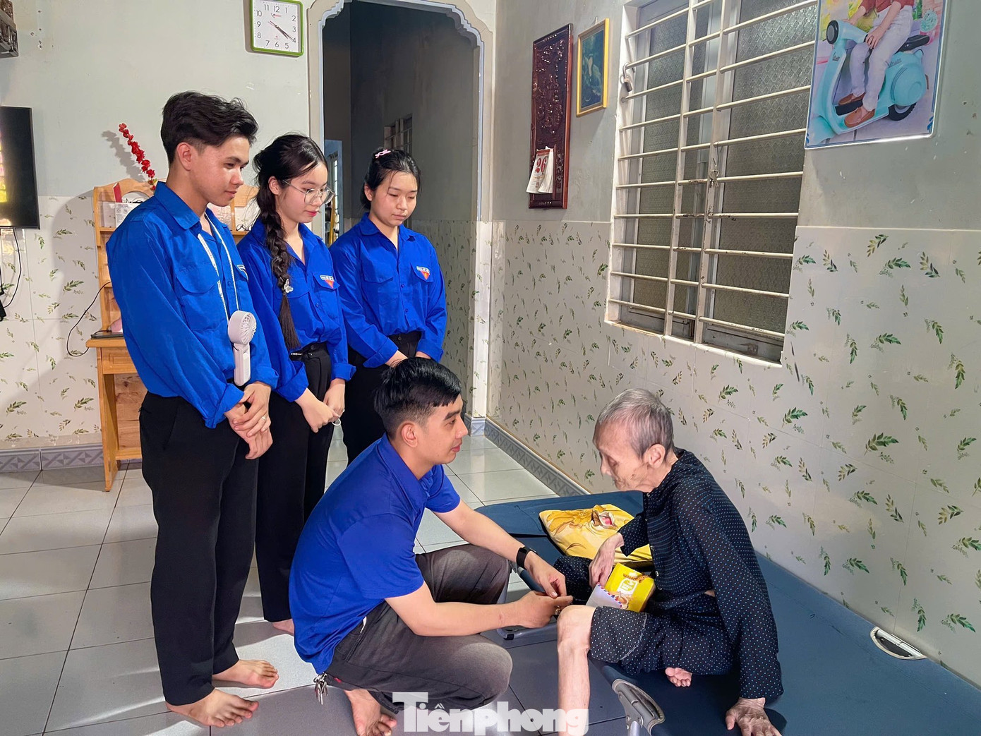 Đoàn Thanh niên Thị trấn Quảng Phú (huyện Cư M’gar) tổ chức hoạt động thăm hỏi, tặng quà các gia đình chính sách, người có công với cách mạng trên địa bàn thị trấn.