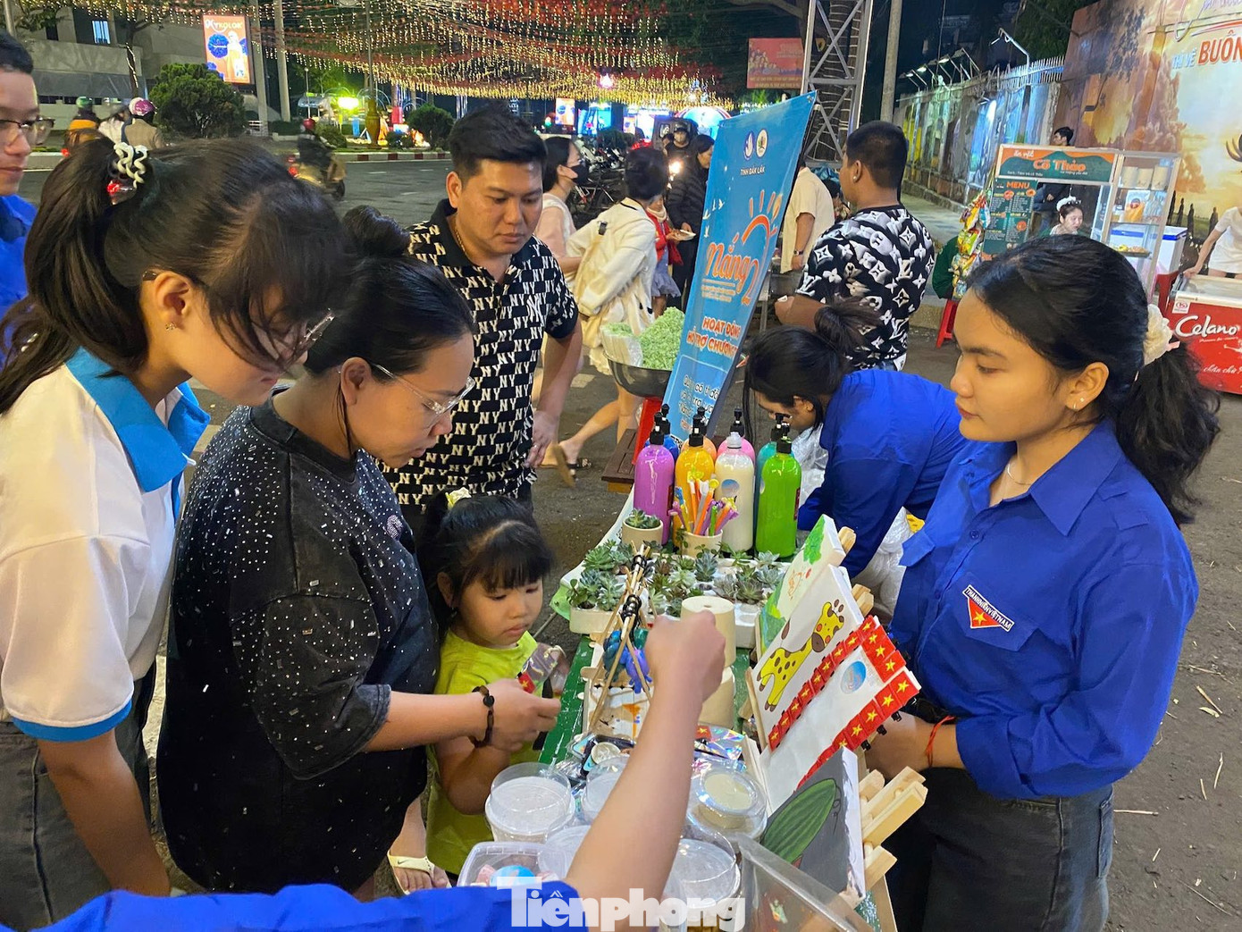 Các hoạt động hấp dẫn được các tình nguyện viên tổ chức như: Tô vẽ chậu cây; đổ màu Bearbrick; quyên góp đồ cũ (quần áo, sách vở, đồ chơi,…)