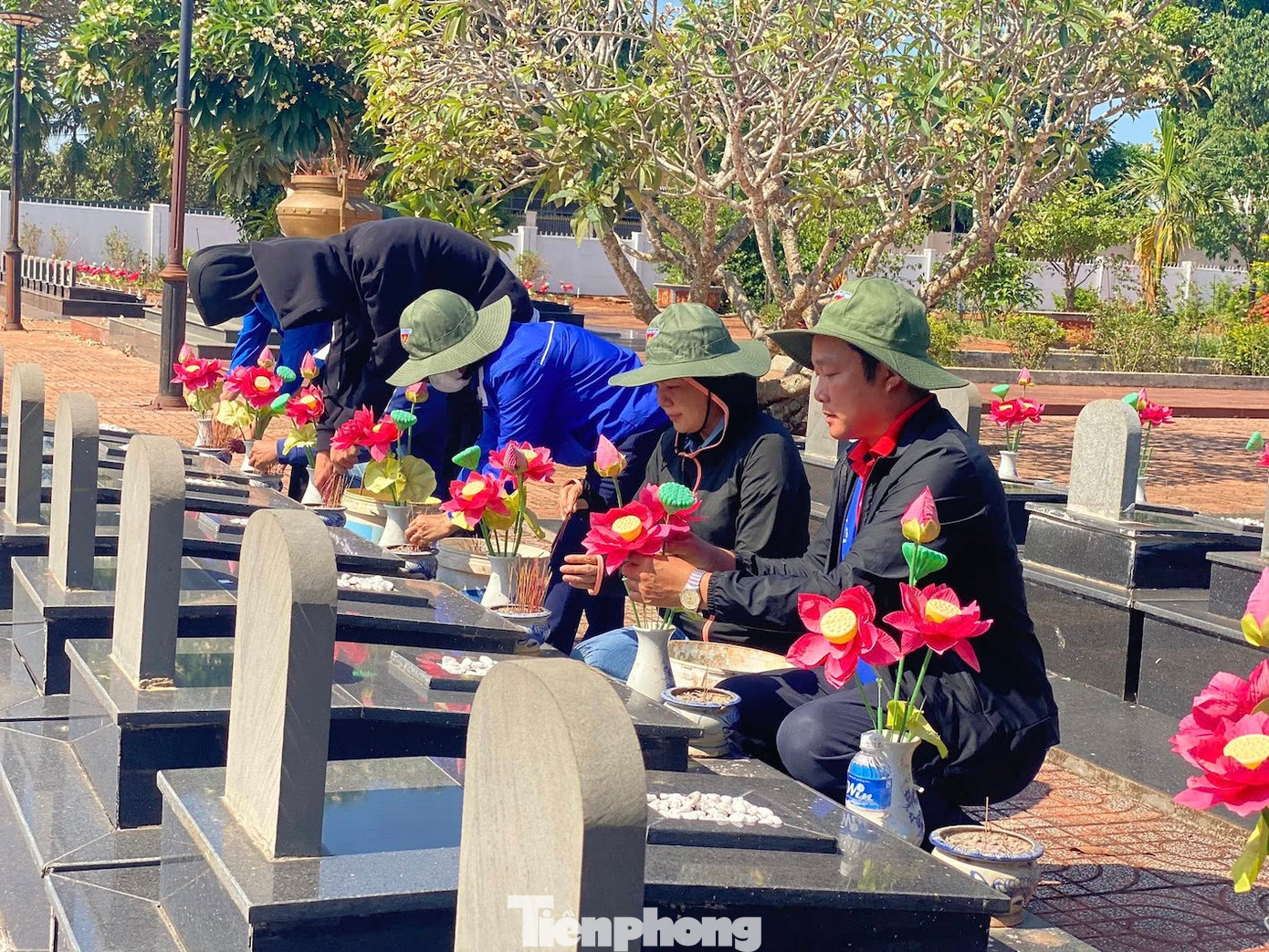 Bên cạnh đó, đoàn viên thanh niên trên địa bàn tỉnh dọn dẹp vệ sinh tại các nghĩa trang liệt sĩ, bia tưởng niệm, đài tưởng niệm ở các địa phương với hơn 5.000 ngày công.