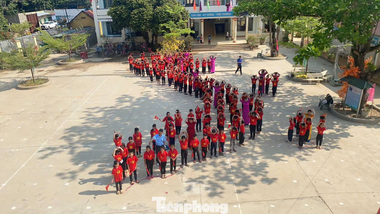 Đoàn các xã, thị trấn phối hợp cùng các ban, ngành đoàn thể tại địa phương tổ chức cắm cờ theo tuyến đường cờ chính; Tổ chức 2 giải bóng đá, 2 buổi sinh hoạt văn nghệ; thăm, tặng quà 8 hộ gia đình có công với cách mạng.