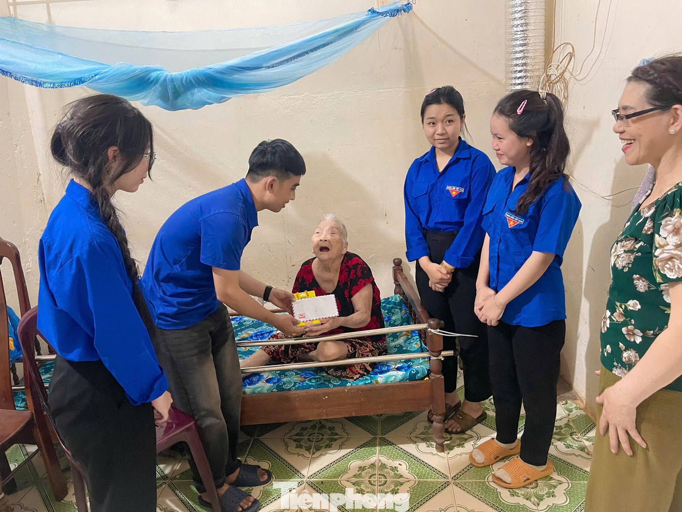 Các tổ chức đoàn thăm hỏi, tặng quà các Mẹ Việt Nam Anh hùng, gia đình liệt sĩ, gia đình có công với cách mạng; tổ chức “Bữa cơm tri ân”, chương trình “Một ngày cùng ăn, cùng ở, cùng chia sẻ” với Mẹ Việt Nam Anh hùng và gia đình liệt sĩ...