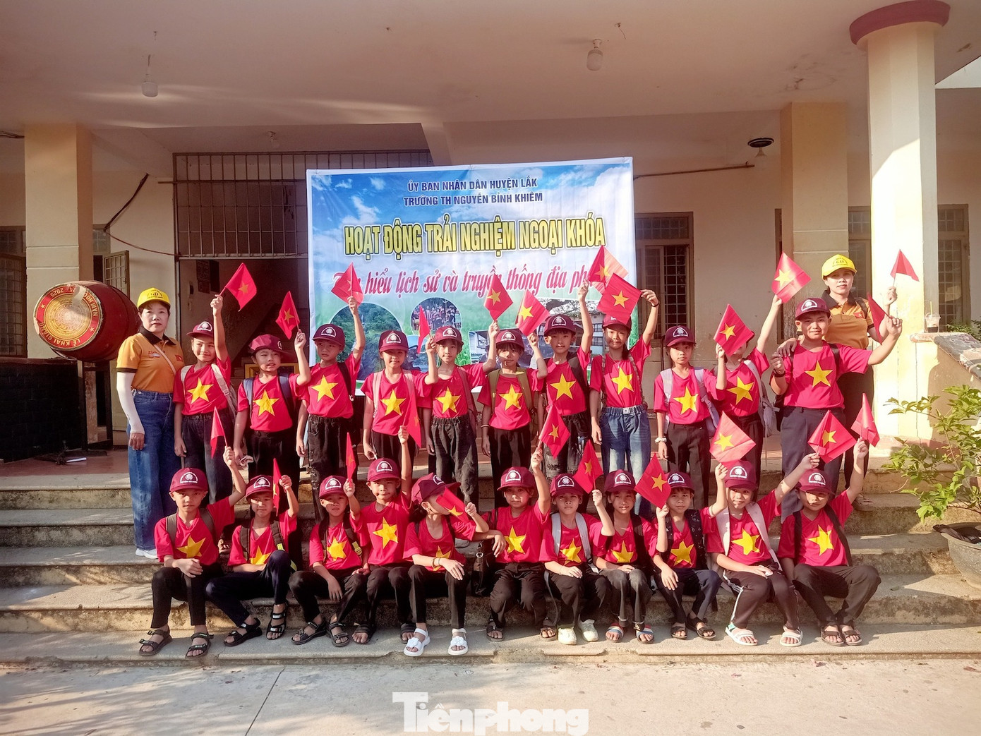 Mang trong tim ngọn lửa yêu nước, tự hào tiếp nối truyền thống cha ông, vững bước dựng xây tương lai Tổ quốc, các Liên đội và Đoàn các trường THPT trên địa bàn huyện Lắk tổ chức nhiều hoạt động ý nghĩa cho học sinh như: Xem phim tư liệu về ngày 30/4; vẽ tranh; thăm quan nhà đày Buôn Ma Thuột, dâng hoa tưởng niệm tại nghĩa trang liệt sĩ huyện.