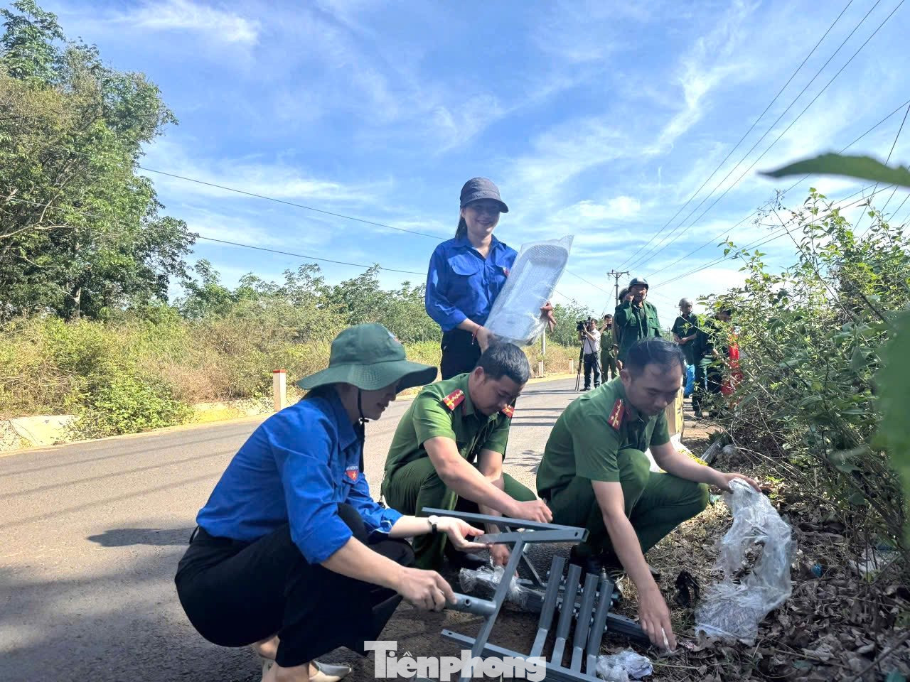 Thiết thực chào mừng kỷ niệm 50 năm Ngày Giải phóng miền Nam thống nhất đất nước, Đoàn xã Ea Kpam (huyện Cư M’gar) phối hợp Hội Cựu Chiến binh xã và các đơn vị triển khai thực hiện công trình “Thắp sáng đường quê” bằng đèn năng lượng mặt trời.