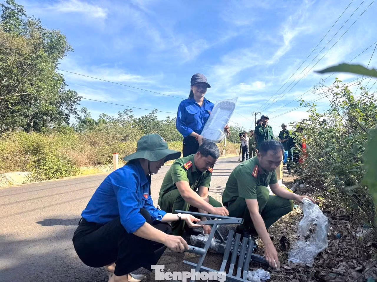 Thiết thực chào mừng kỷ niệm 50 năm Ngày Giải phóng miền Nam thống nhất đất nước, Đoàn xã Ea Kpam (huyện Cư M’gar) phối hợp Hội Cựu Chiến binh xã và các đơn vị triển khai thực hiện công trình “Thắp sáng đường quê” bằng đèn năng lượng mặt trời.
