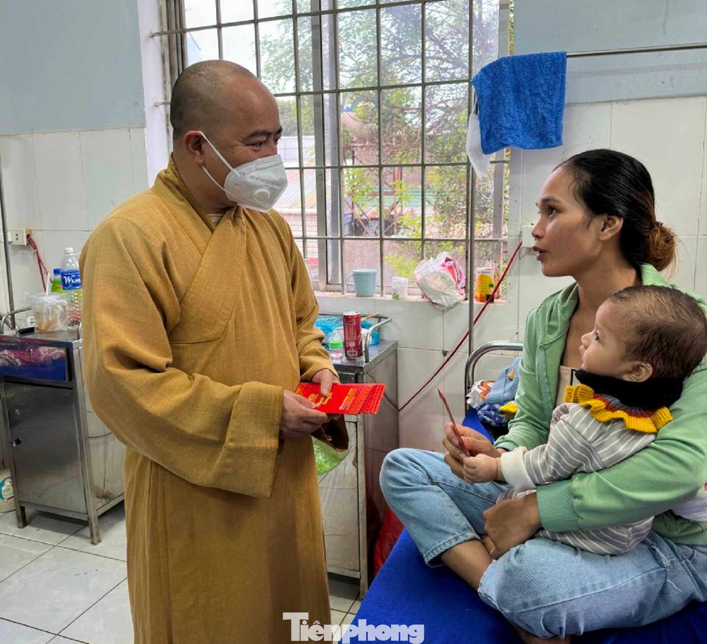 Đại đức Thích Minh Đăng, trụ trì chùa Hoa Nghiêm động viên, thăm hỏi bệnh nhân