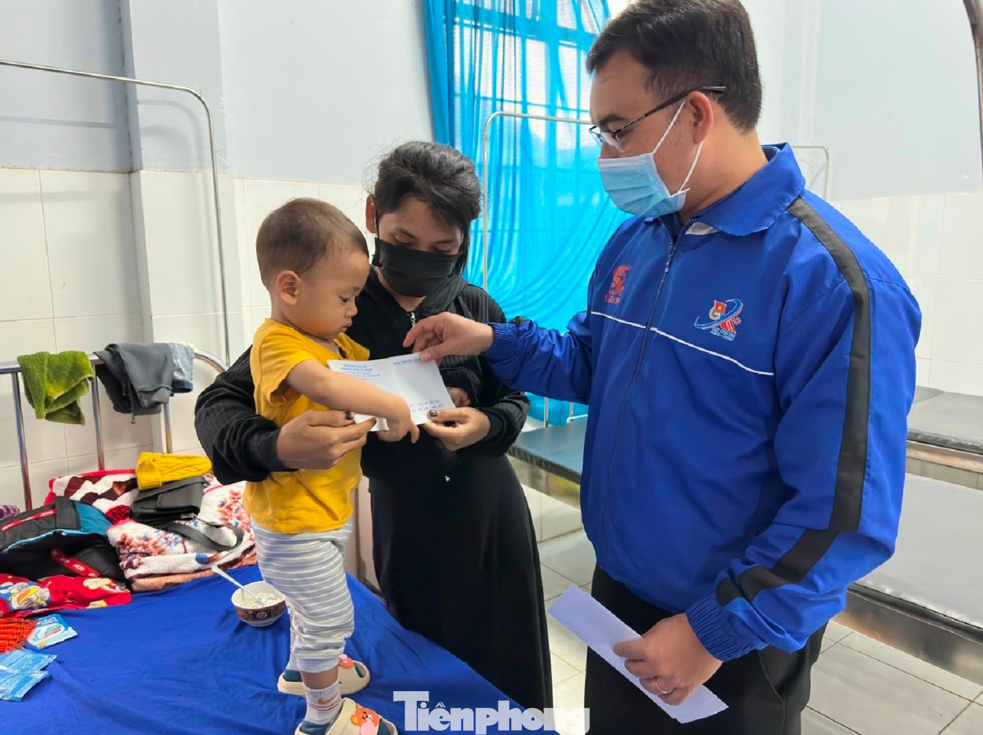 Anh Y Wal Mlô, Bí thư Huyện Đoàn Cư M'gar hỏi thăm, động viên bệnh nhân