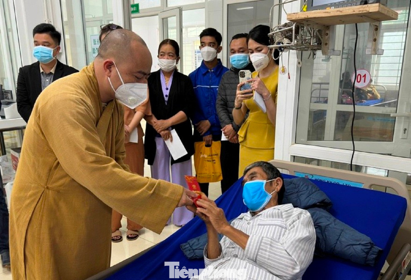 Nhiều bệnh nhân xúc động khi được hỏi thăm và tặng quà lì xì đầu năm