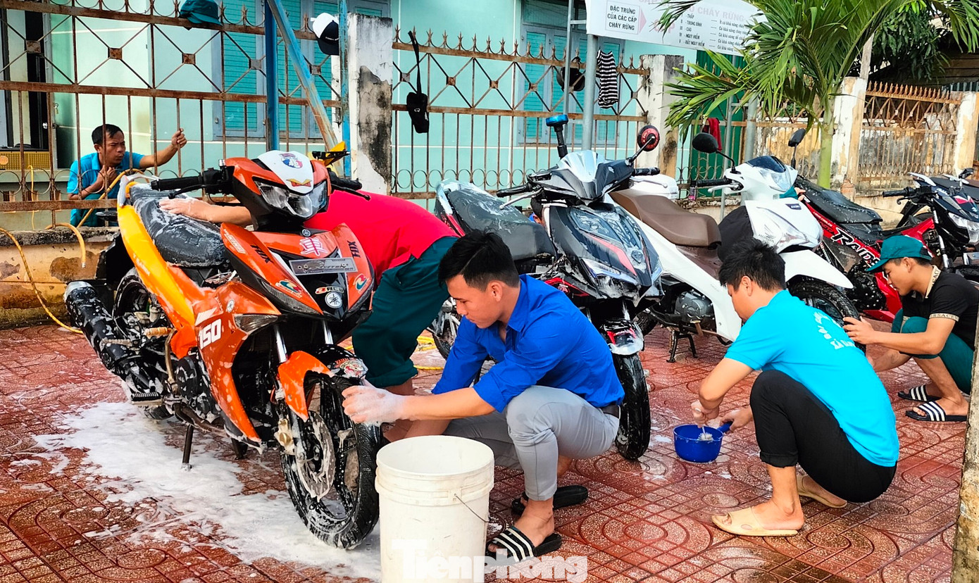 Đoàn thanh niên rửa xe gây quỹ