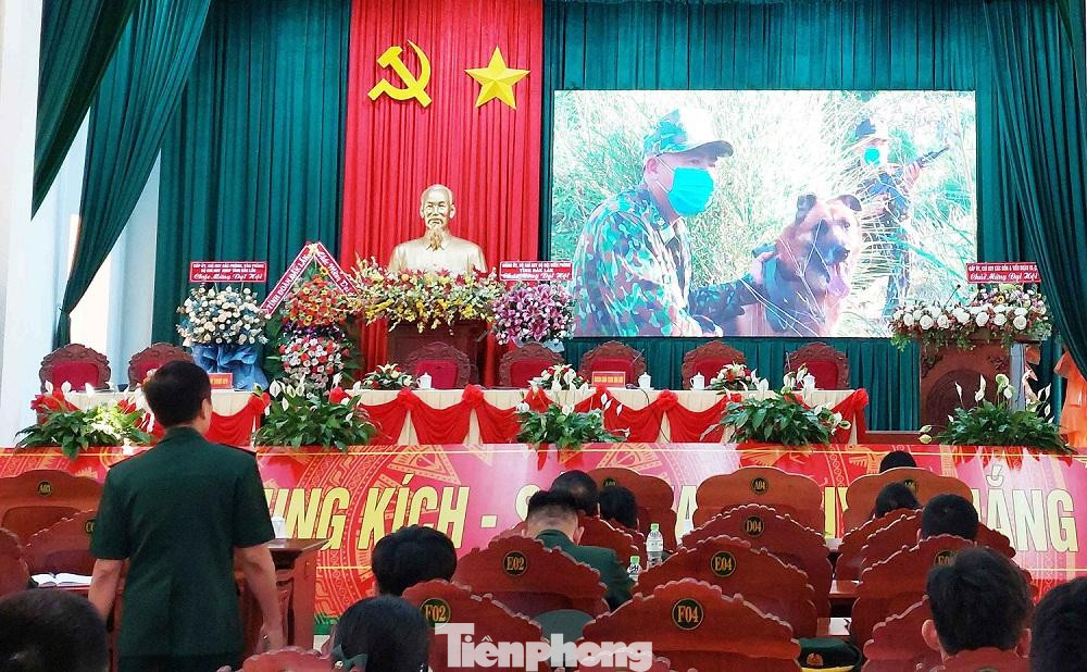 Các đại biểu xem phóng sự tại đại hội