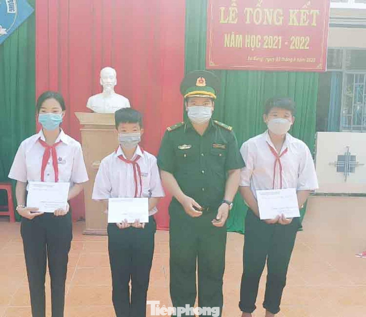 Đồn biên phòng cửa khẩu Đắk Ruê tặng quà cho học sinh khó khăn