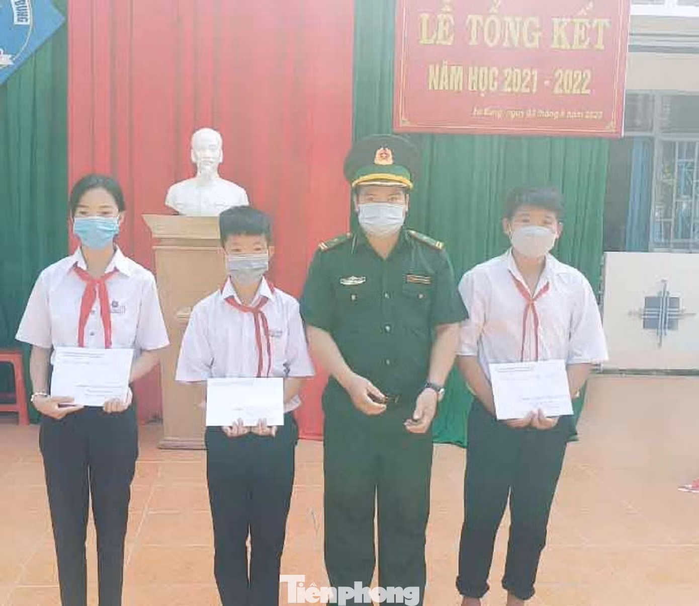 Đồn biên phòng cửa khẩu Đắk Ruê tặng quà cho học sinh khó khăn