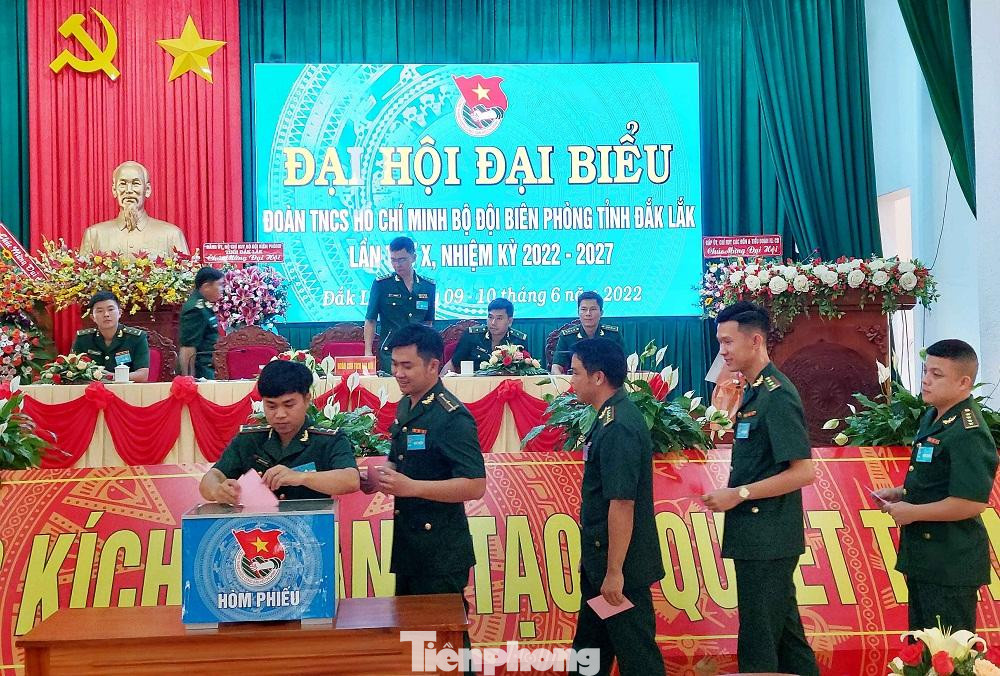 Đoàn thanh niên bỏ phiếu tại đại hội