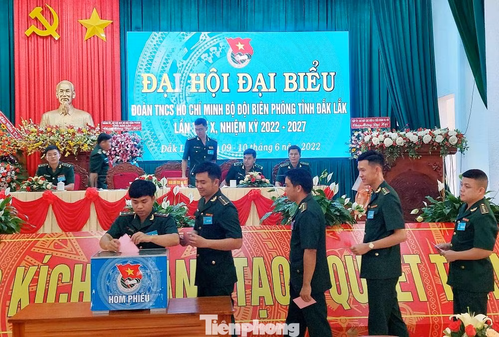 Đoàn thanh niên bỏ phiếu tại đại hội