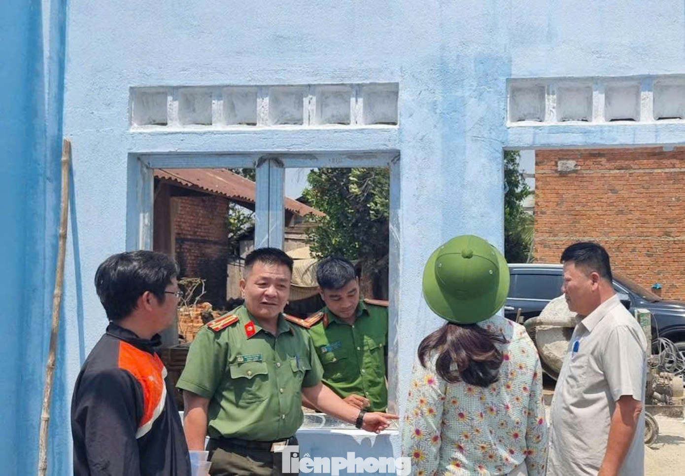 Vừa qua, Công an tỉnh đã thành lập “Tổ thanh niên xung kích tham gia Đề án xóa nhà tạm, nhà dột nát”, huy động đoàn viên thanh niên, hội viên, công đoàn viên, cán bộ chiến sĩ trong đơn vị chung tay, góp công, góp sức xây dựng nhà cho hộ nghèo, hộ cận nghèo theo tinh thần “Vì người nghèo – không để ai bị bỏ lại phía sau”.