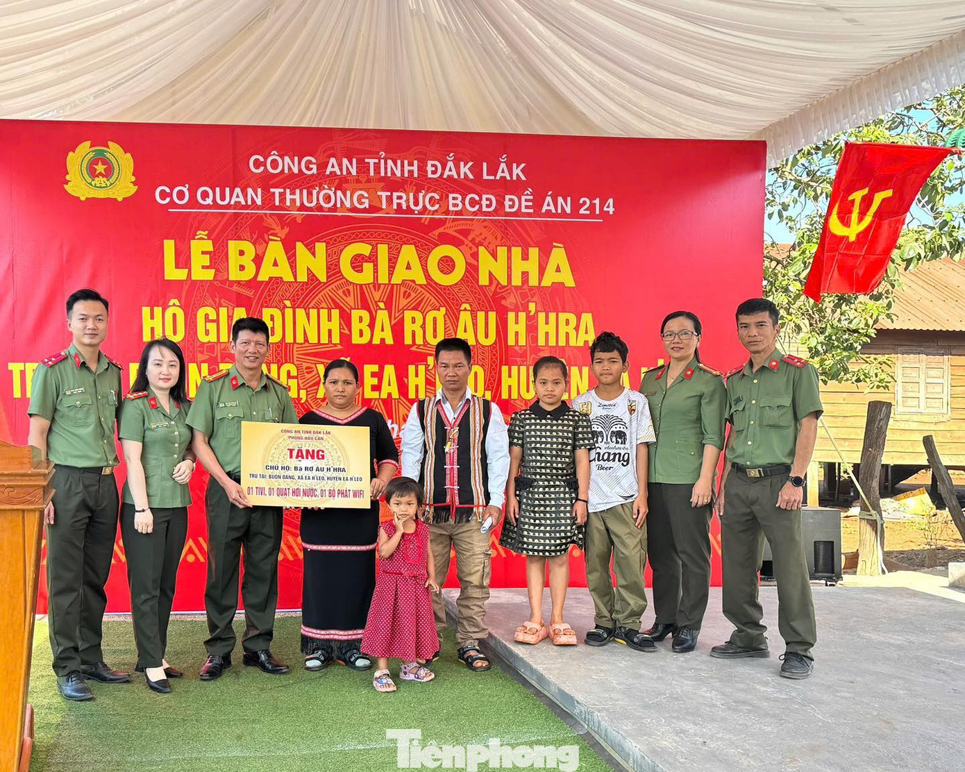 Công an tỉnh đã tổ chức Lễ bàn giao nhà cho gia đình chị Rơ Âu H’Hra (huyện Ea Hleo). Chị Rơ Âu H’Hra xúc động chia sẻ: &quot;Cảm ơn cán bộ chiến sĩ công an nhiều lắm. Có nhà mới rồi, gia đình chúng tôi ổn định cuộc sống, chăm lo phát triển kinh tế&quot;.
