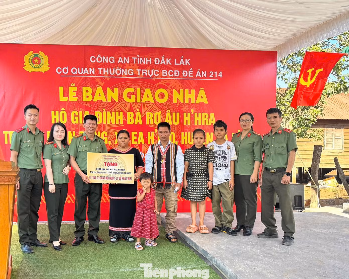 Công an tỉnh đã tổ chức Lễ bàn giao nhà cho gia đình chị Rơ Âu H’Hra (huyện Ea Hleo). Chị Rơ Âu H’Hra xúc động chia sẻ: "Cảm ơn cán bộ chiến sĩ công an nhiều lắm. Có nhà mới rồi, gia đình chúng tôi ổn định cuộc sống, chăm lo phát triển kinh tế".