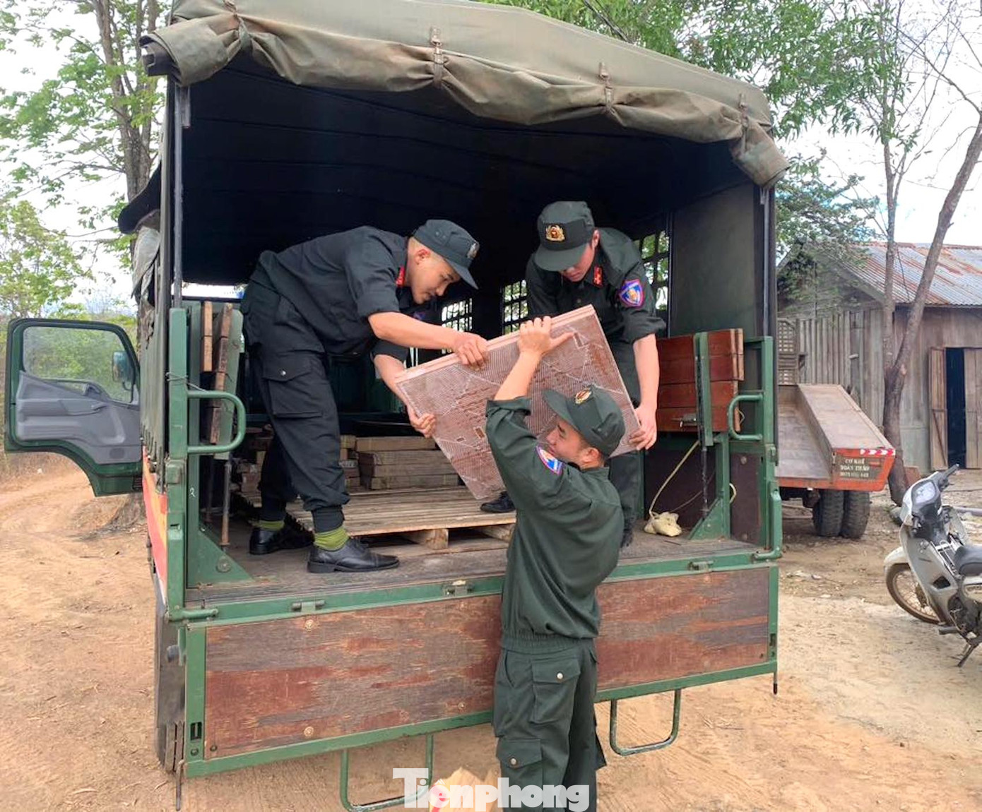 Tại buổi hỗ trợ, đoàn viên thanh niên đã vận chuyển vật liệu, góp công xây dựng ngôi nhà mới. Đây là nguồn động viên tinh thần to lớn giúp gia đình có cuộc sống ổn định hơn. Qua đó, góp phần đẩy nhanh triển khai xoá nhà tạm, nhà dột nát trên địa bàn, đảm bảo an sinh xã hội tại địa phương.