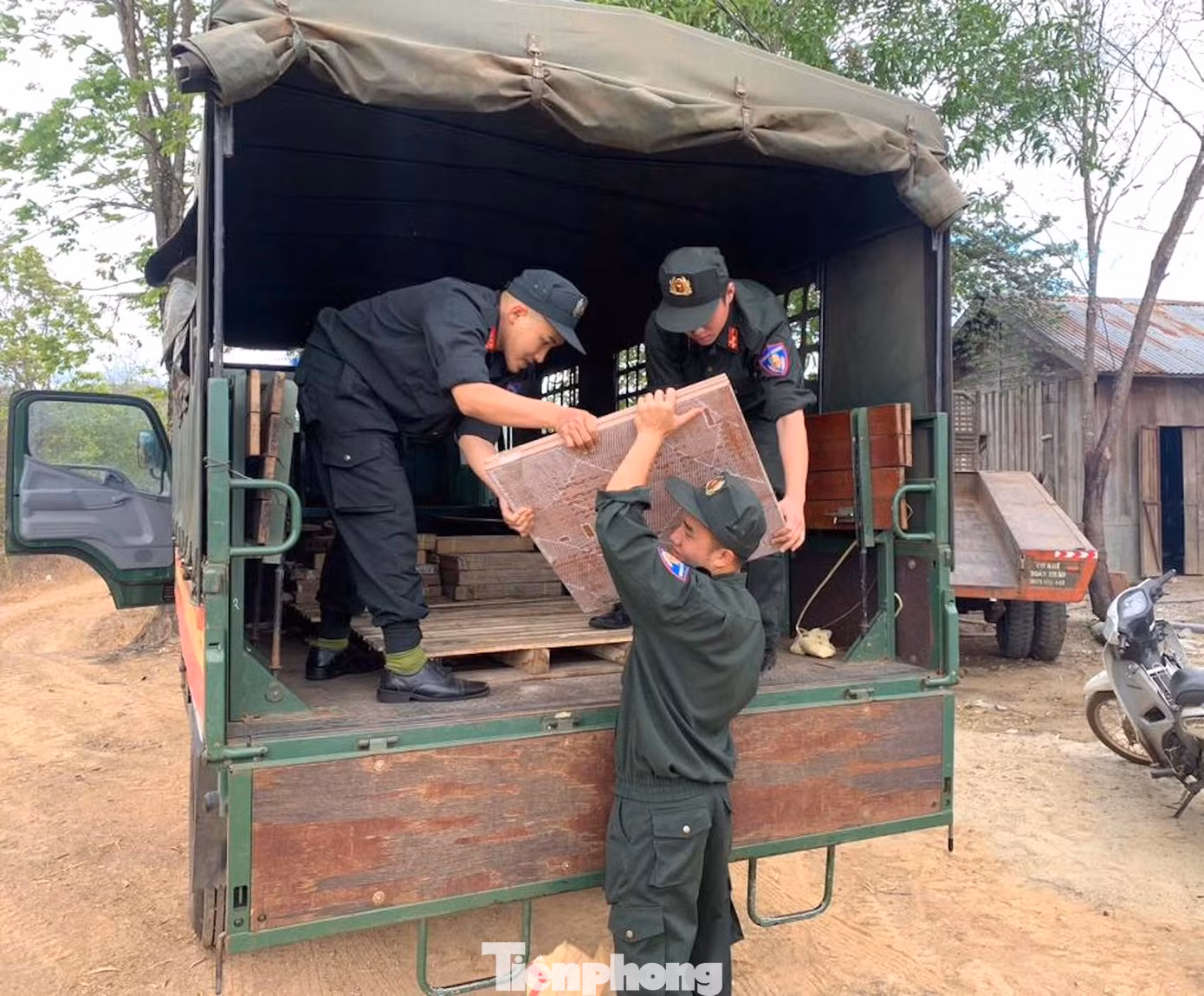 Tại buổi hỗ trợ, đoàn viên thanh niên đã vận chuyển vật liệu, góp công xây dựng ngôi nhà mới. Đây là nguồn động viên tinh thần to lớn giúp gia đình có cuộc sống ổn định hơn. Qua đó, góp phần đẩy nhanh triển khai xoá nhà tạm, nhà dột nát trên địa bàn, đảm bảo an sinh xã hội tại địa phương.