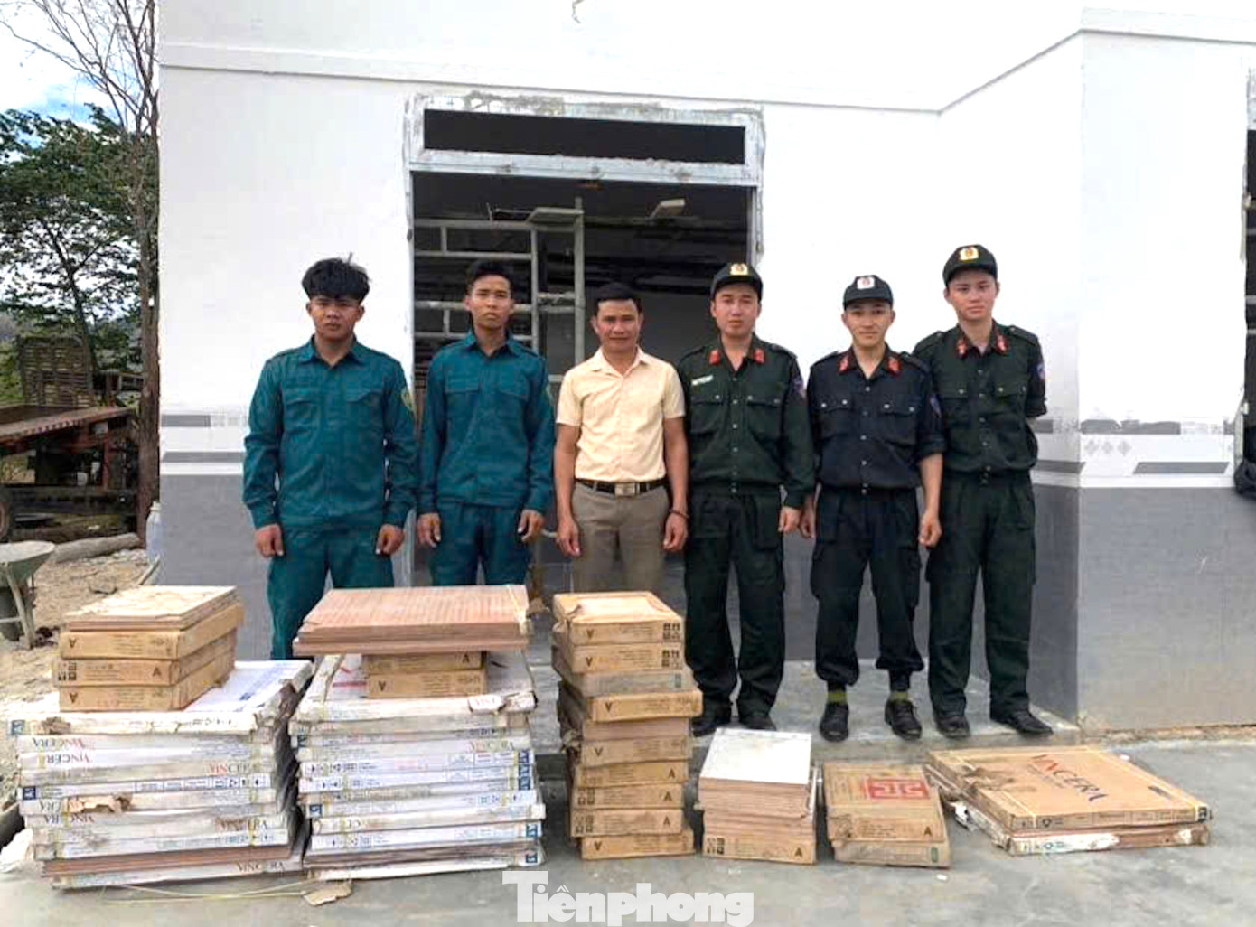 Mới đây, Phòng Cảnh sát cơ động Công an tỉnh Đắk đã phối hợp với Đoàn xã Krông Ana, huyện Buôn Đôn và các đơn vị trên địa bàn tỉnh tổ chức hoạt động hỗ trợ xóa nhà tạm, nhà dột nát cho hộ gia đình ông Y Phi Ly Kđok.