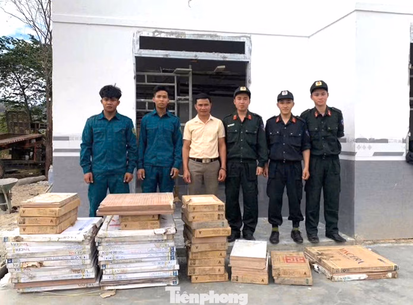 Mới đây, Phòng Cảnh sát cơ động Công an tỉnh Đắk đã phối hợp với Đoàn xã Krông Ana, huyện Buôn Đôn và các đơn vị trên địa bàn tỉnh tổ chức hoạt động hỗ trợ xóa nhà tạm, nhà dột nát cho hộ gia đình ông Y Phi Ly Kđok.